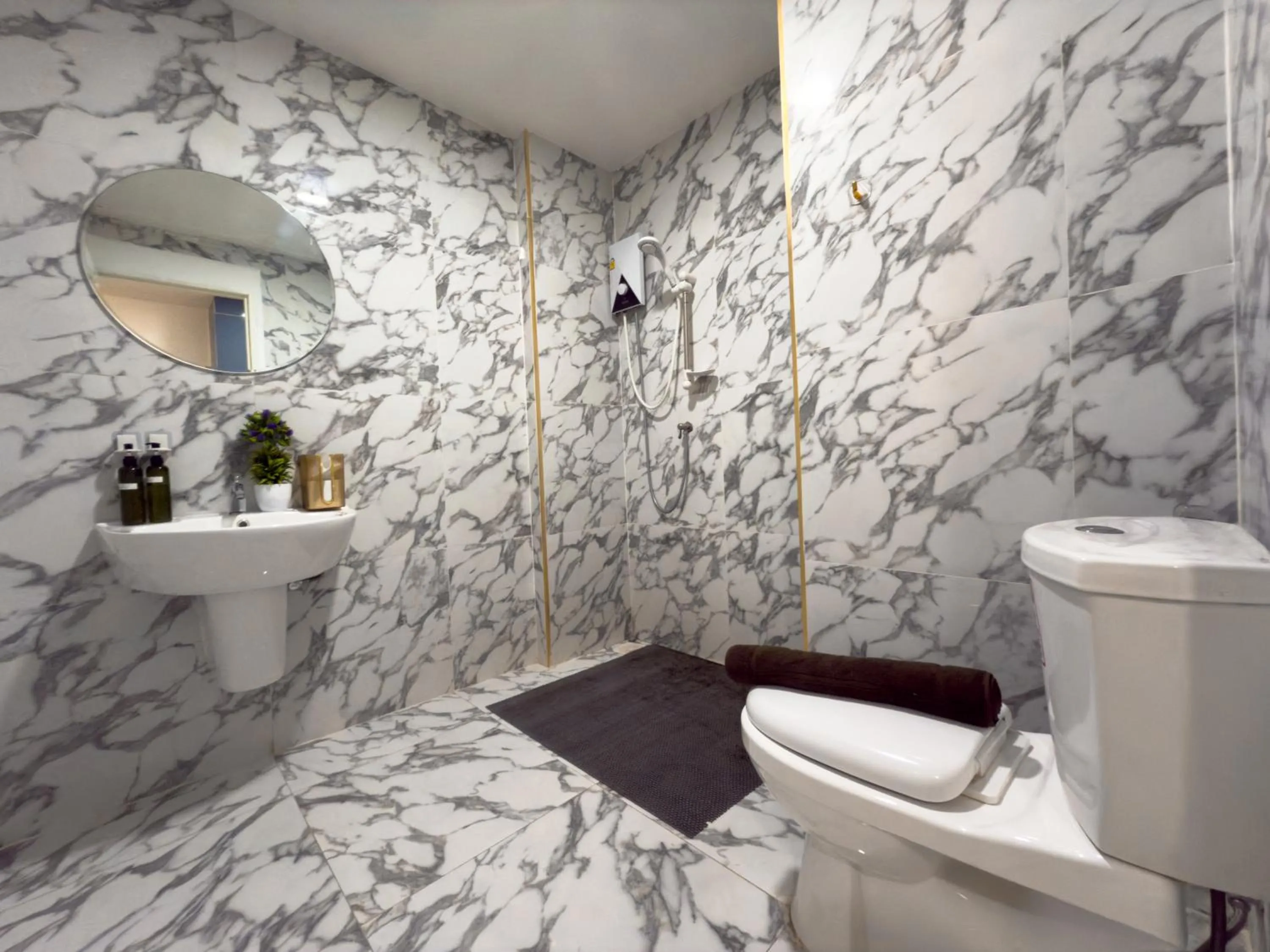 Shower in Breezewood Bangkok Hotel