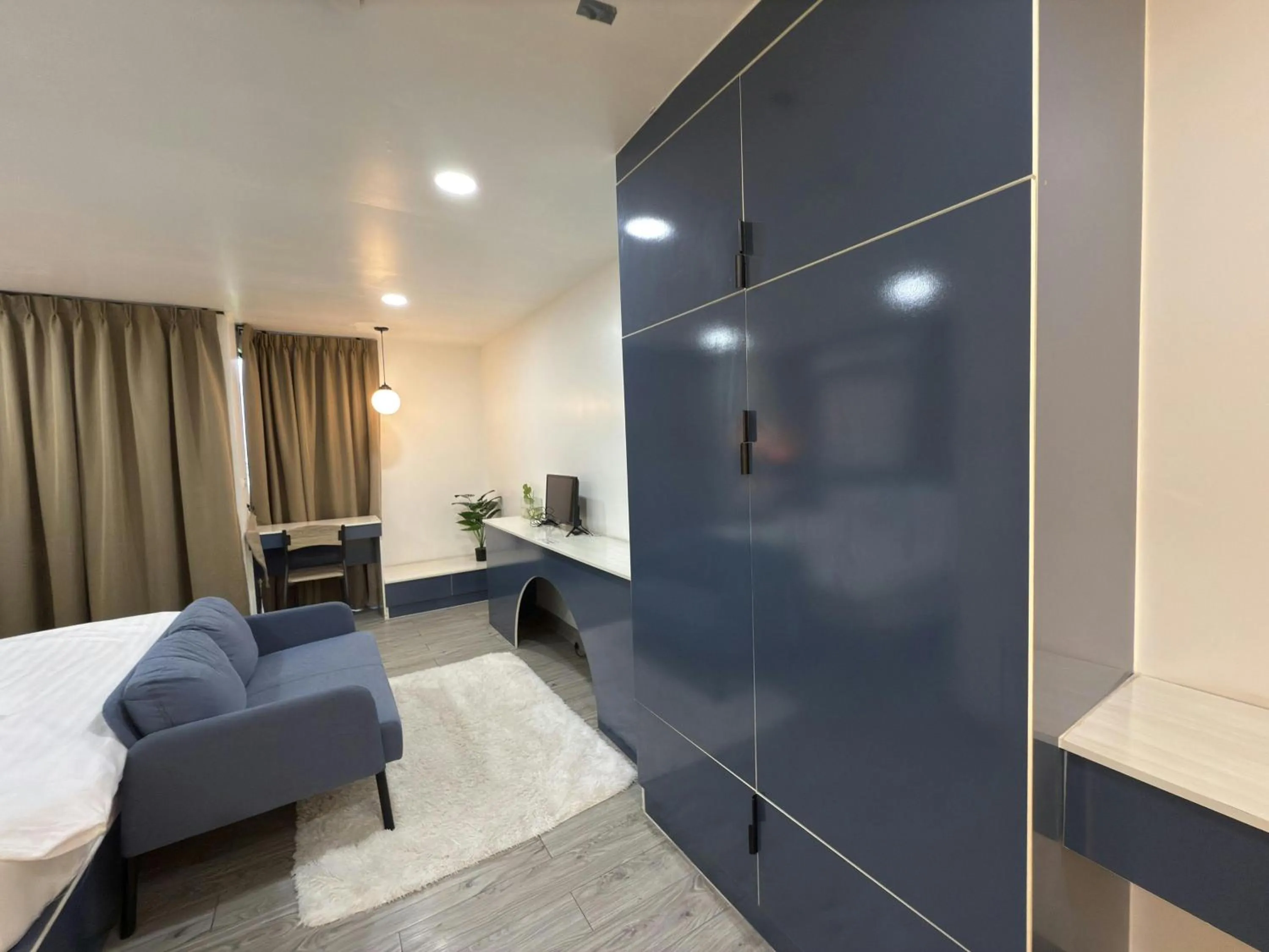 Photo of the whole room, Bed in Breezewood Bangkok Hotel