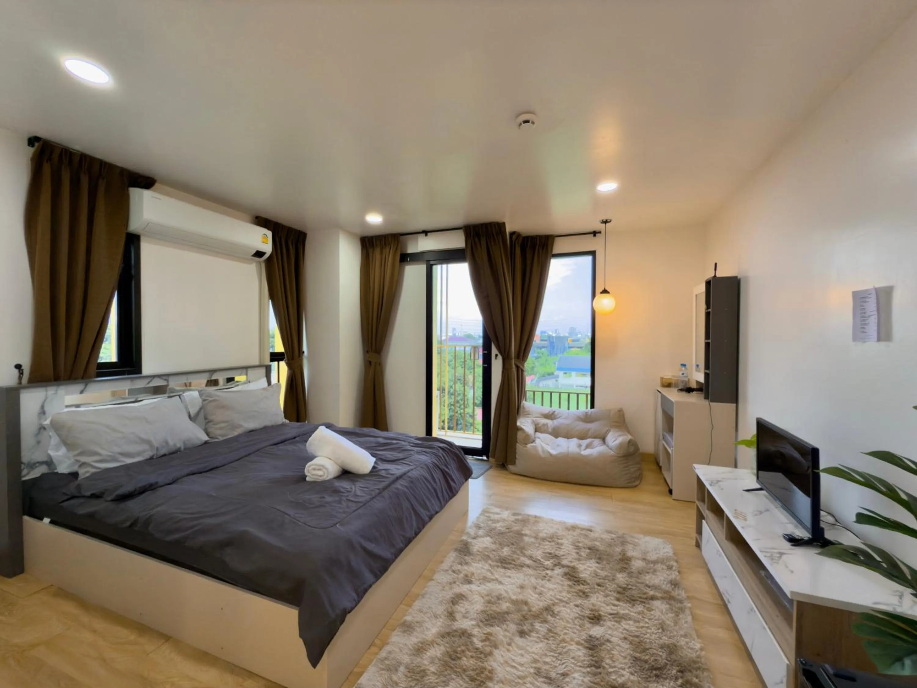 Bed in Breezewood Bangkok Hotel