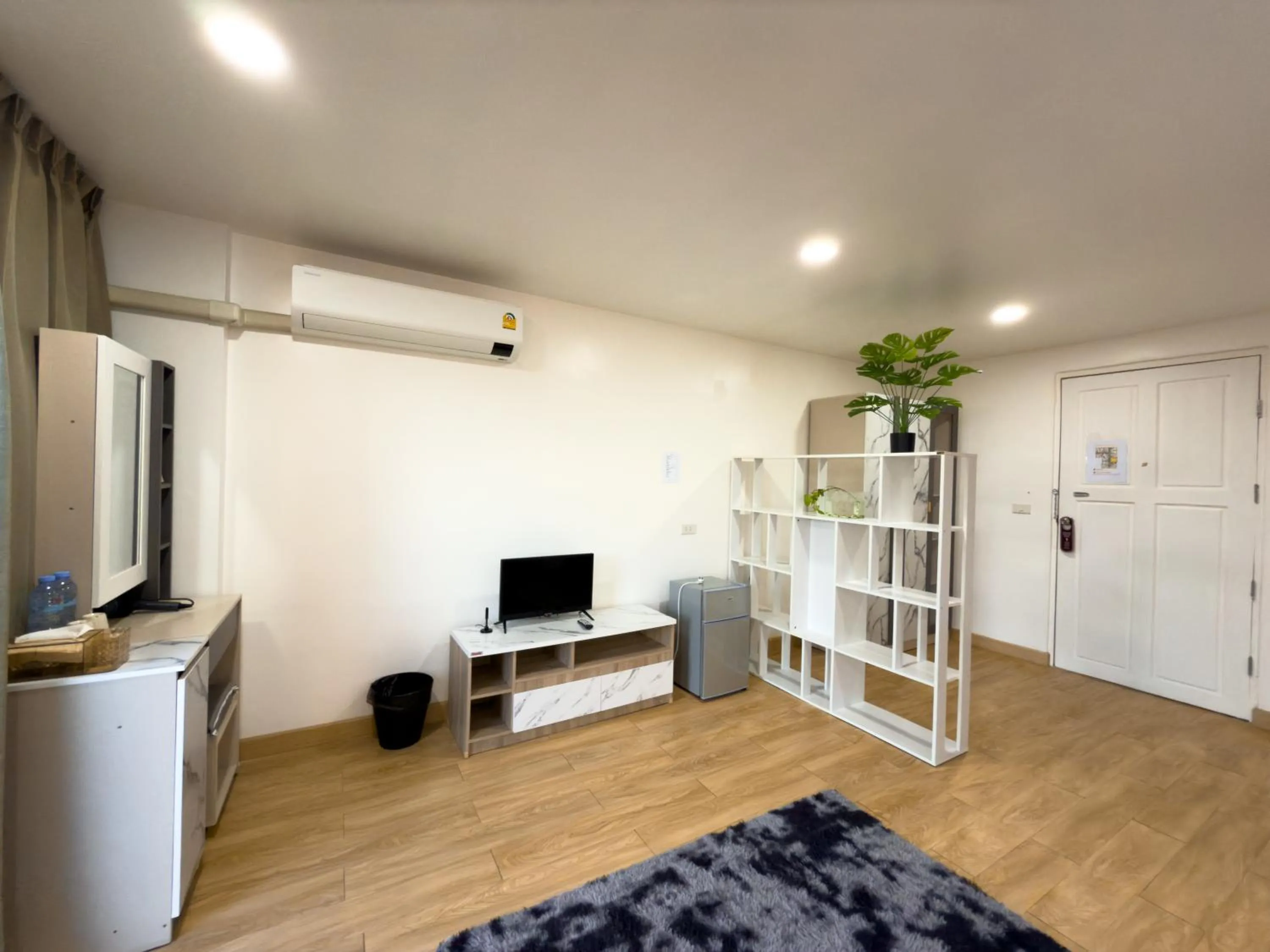 TV and multimedia, Bed in Breezewood Bangkok Hotel