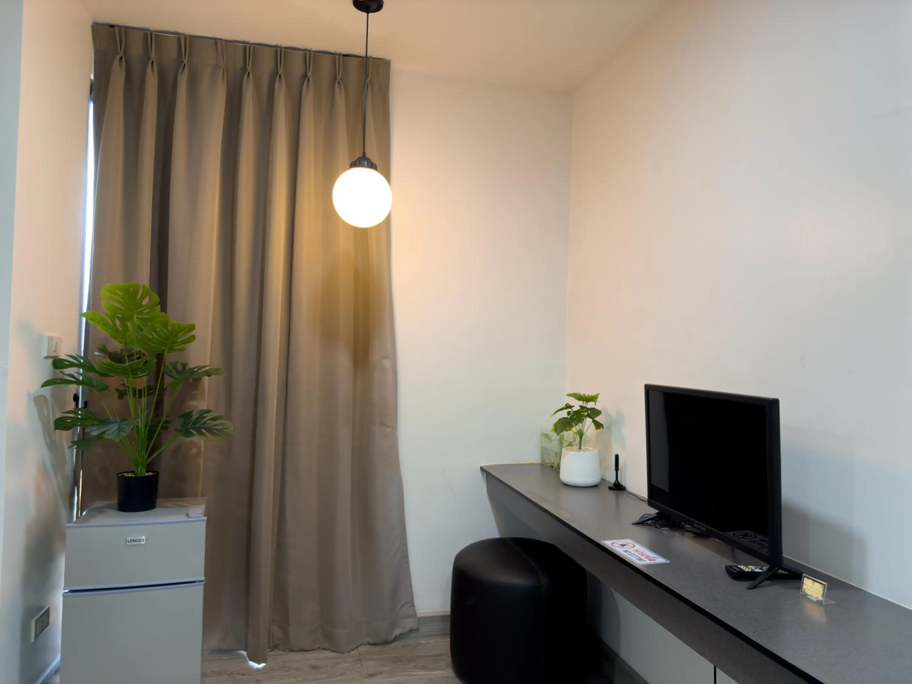 TV and multimedia in Breezewood Bangkok Hotel