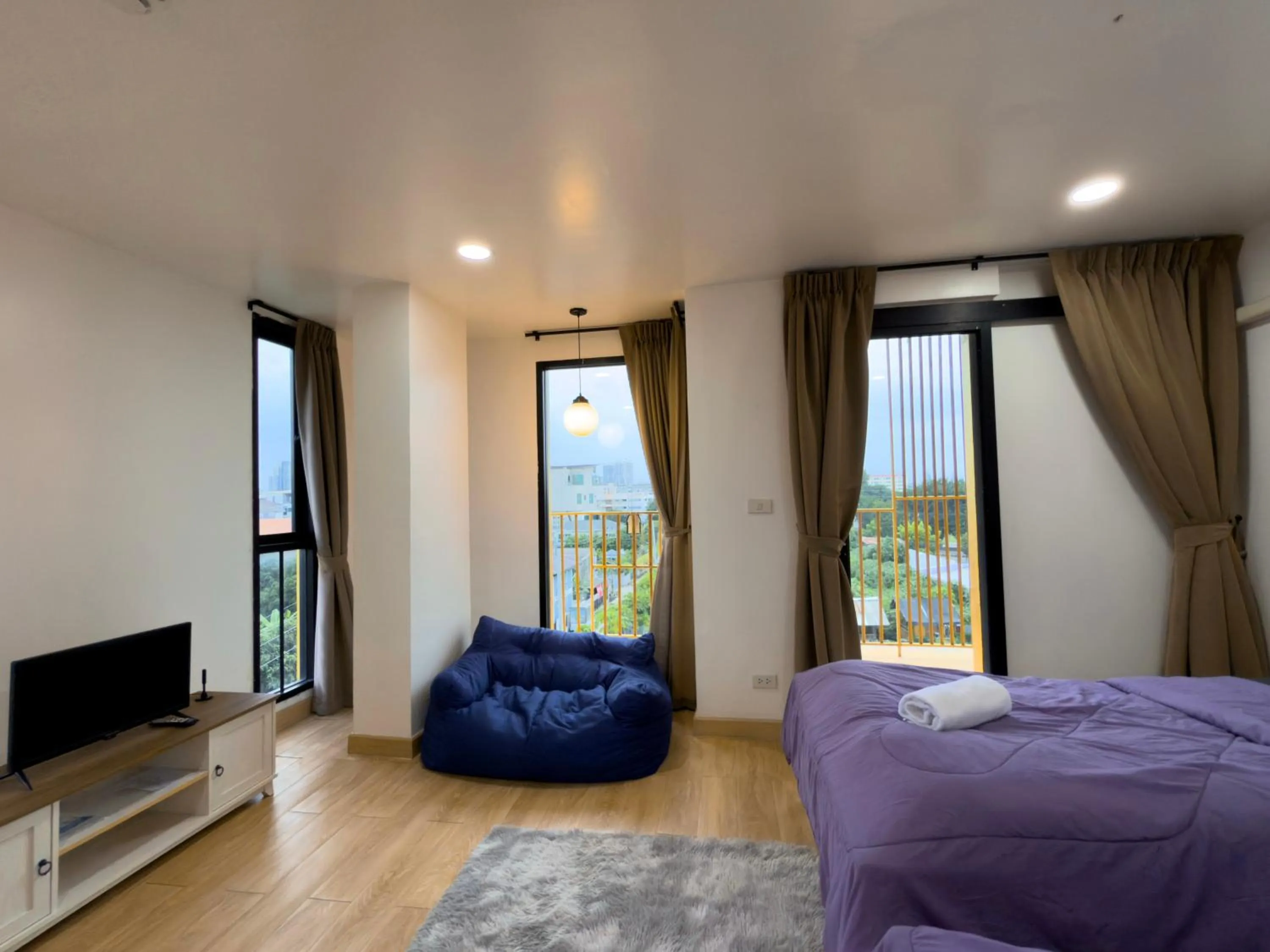 Bed in Breezewood Bangkok Hotel