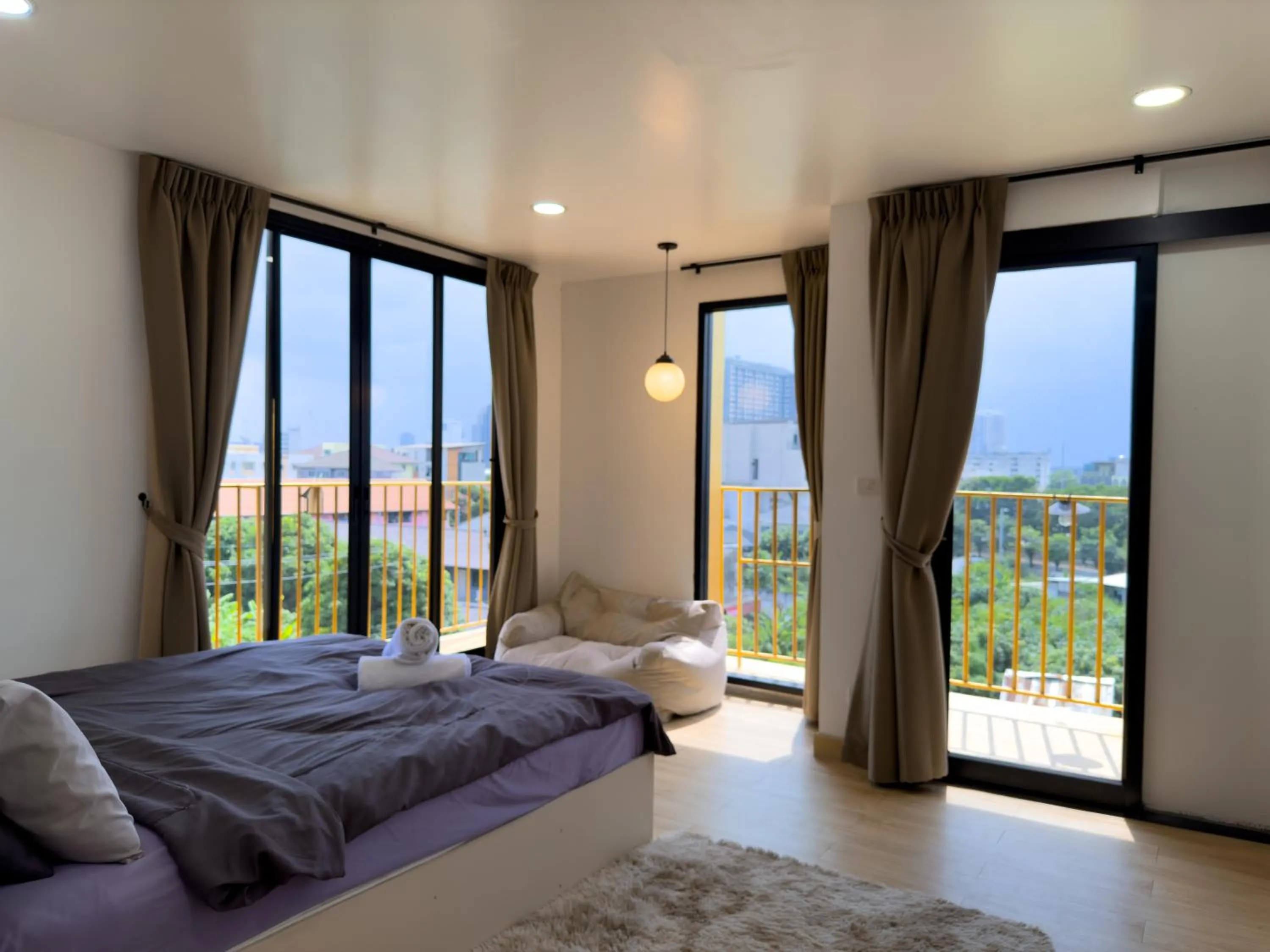 Bed in Breezewood Bangkok Hotel