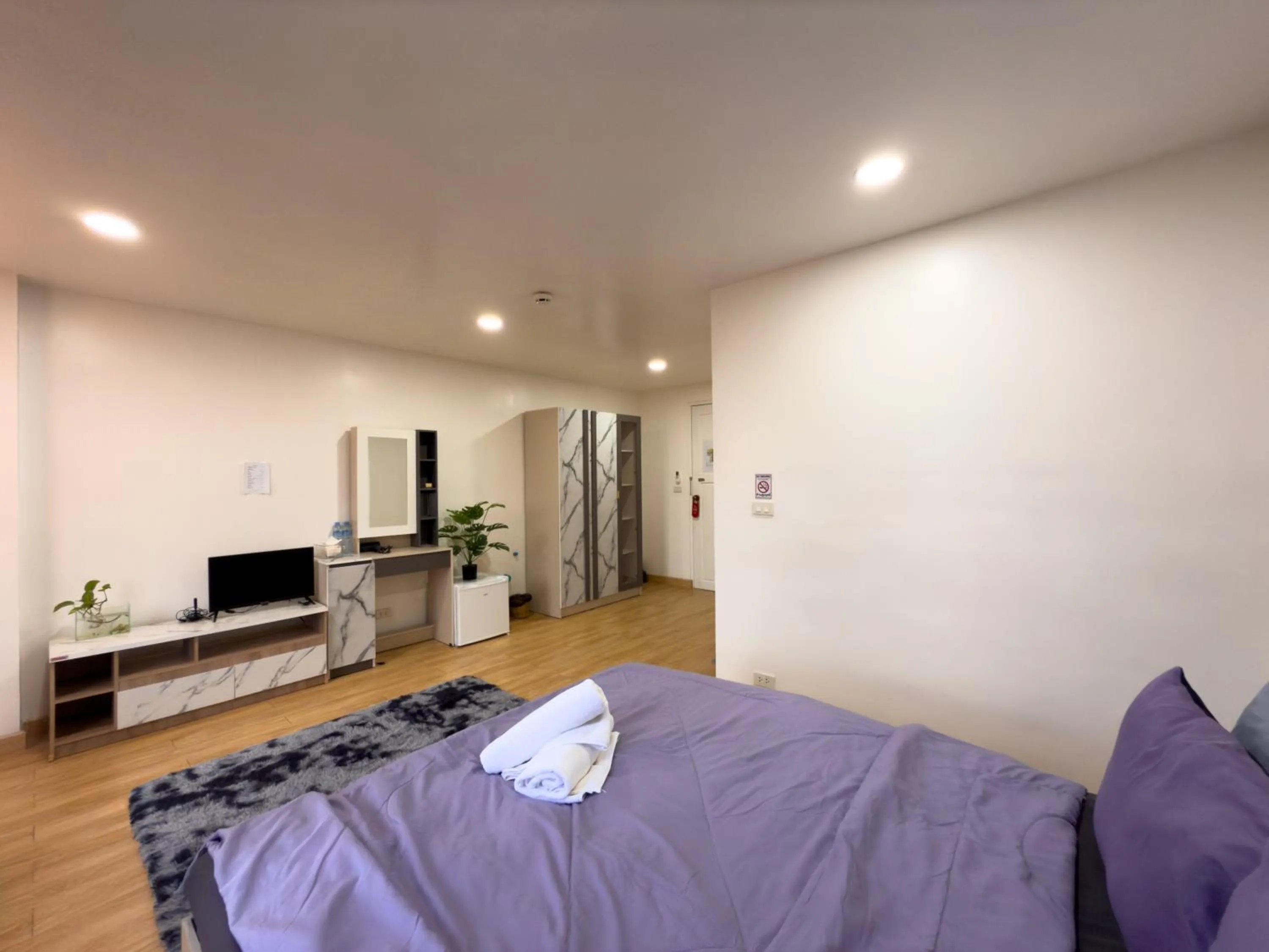 Bed in Breezewood Bangkok Hotel