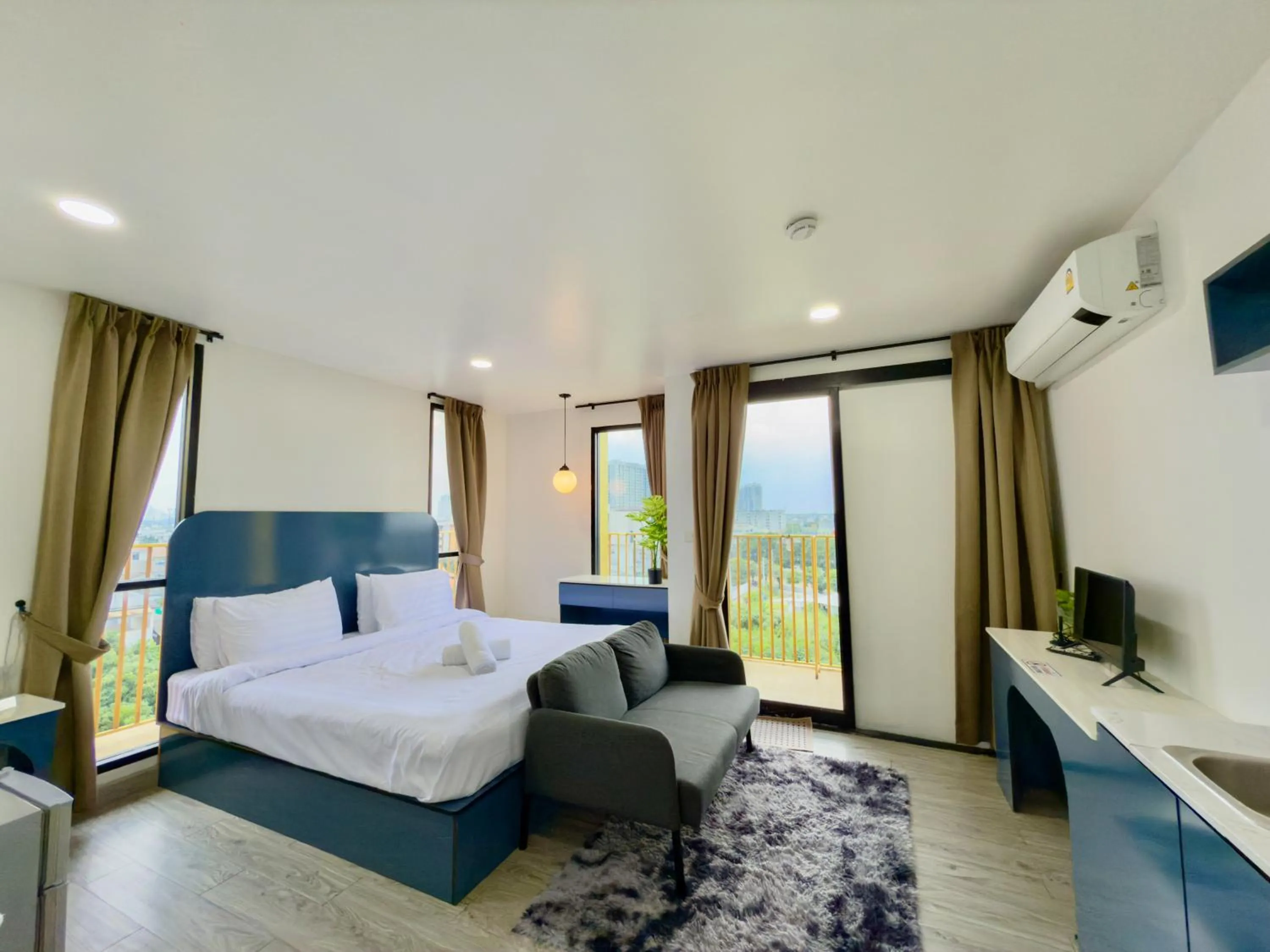 TV and multimedia, Bed in Breezewood Bangkok Hotel