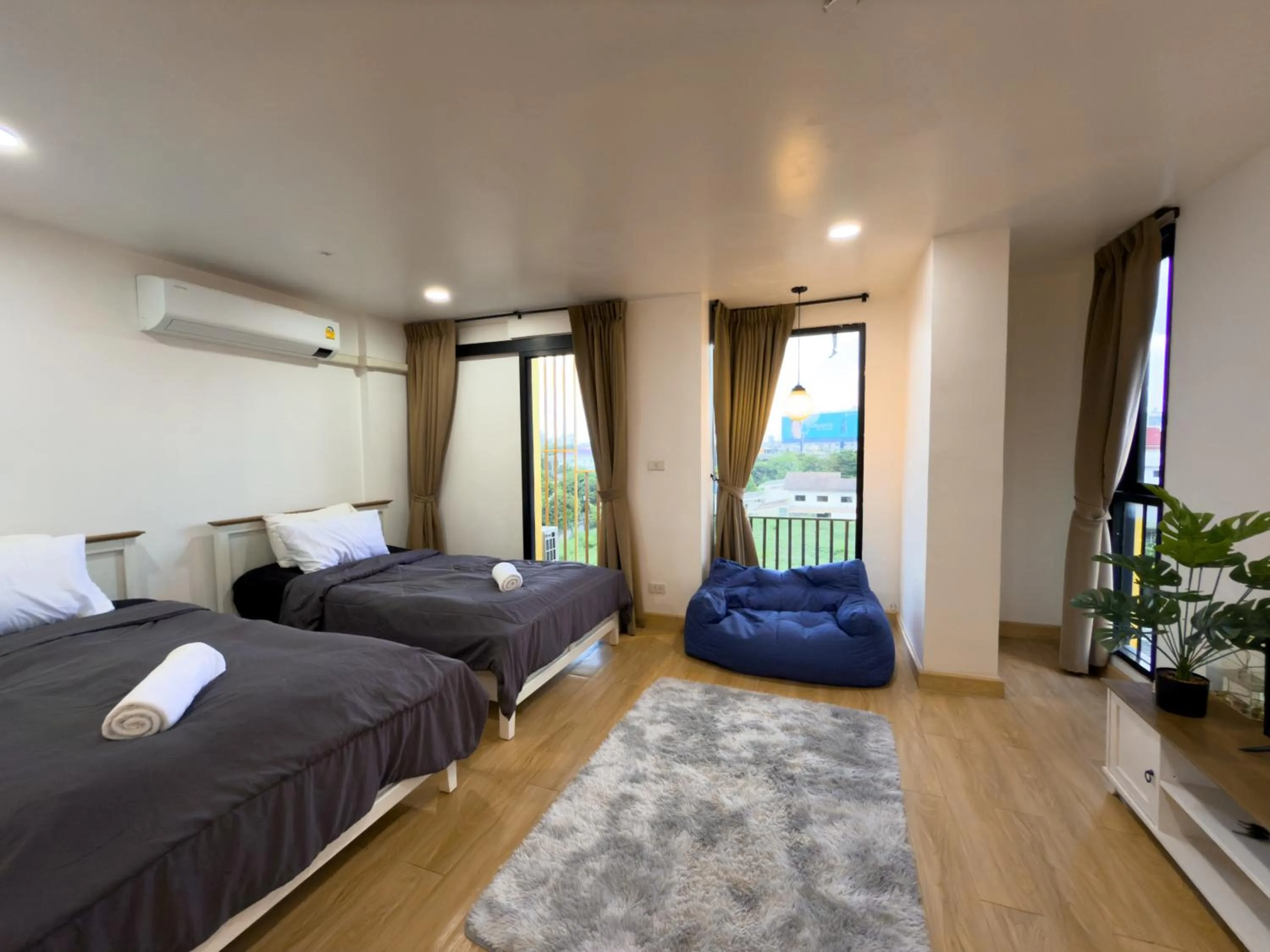 Natural landscape, Bed in Breezewood Bangkok Hotel