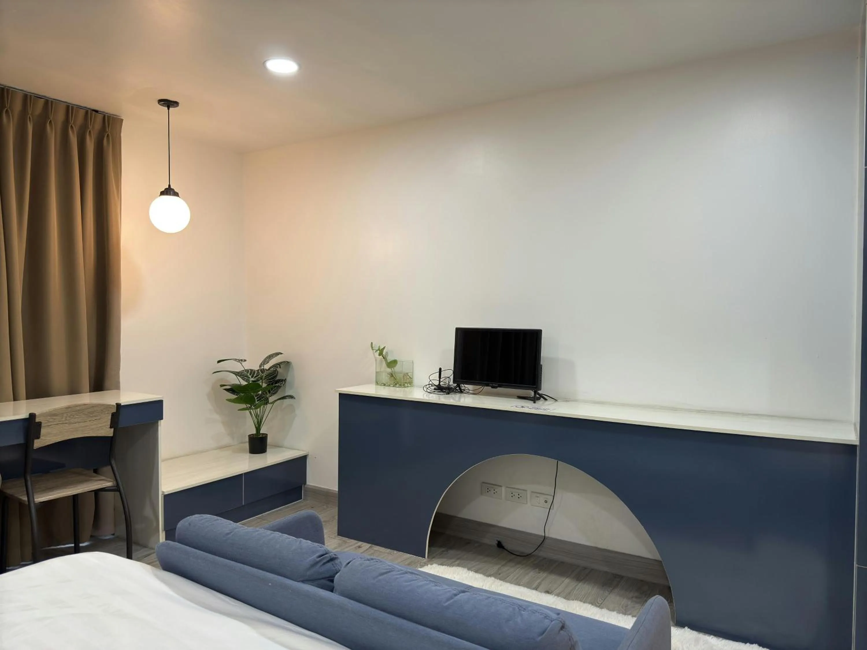 TV and multimedia, Bed in Breezewood Bangkok Hotel