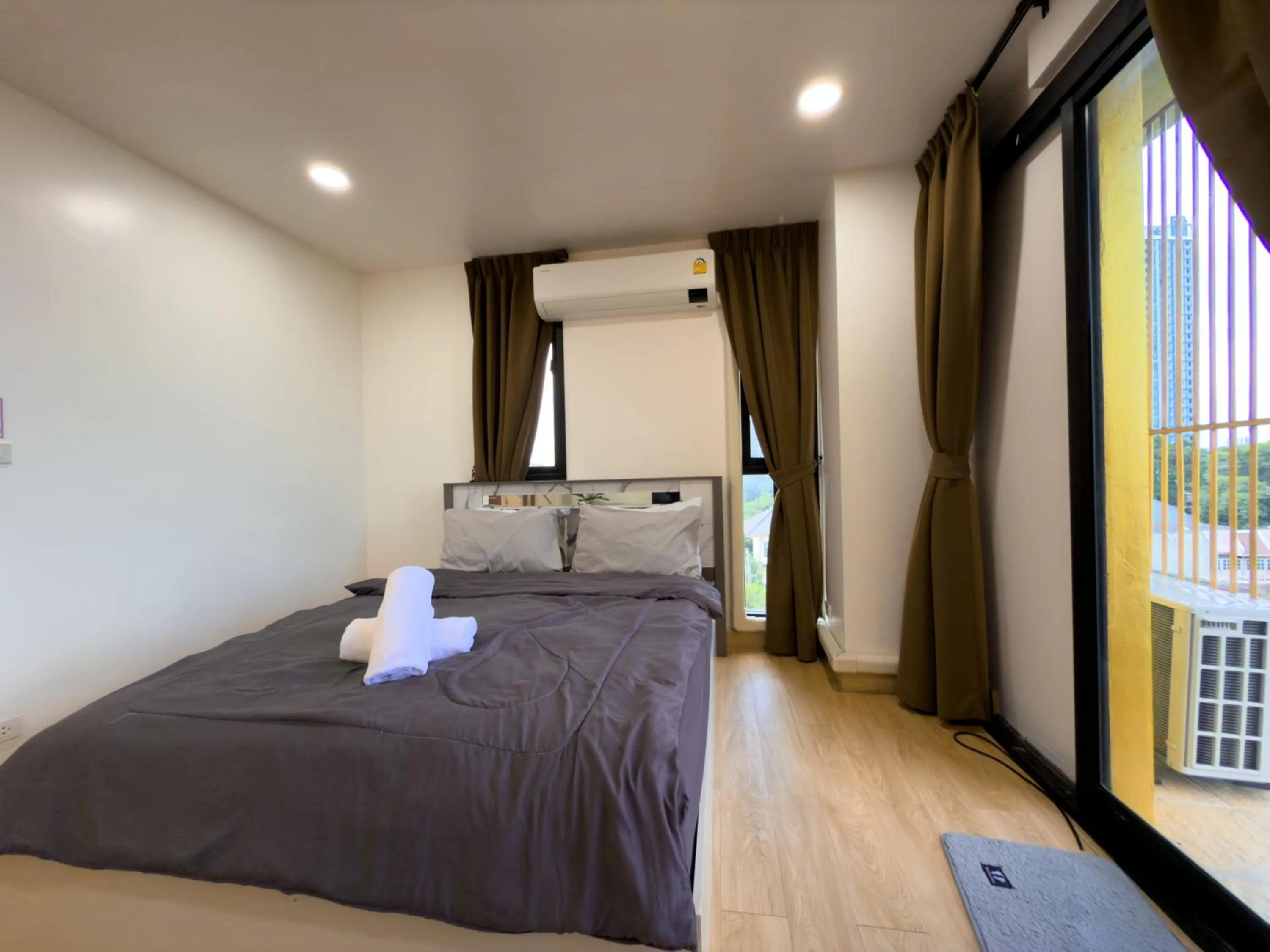 Bed in Breezewood Bangkok Hotel