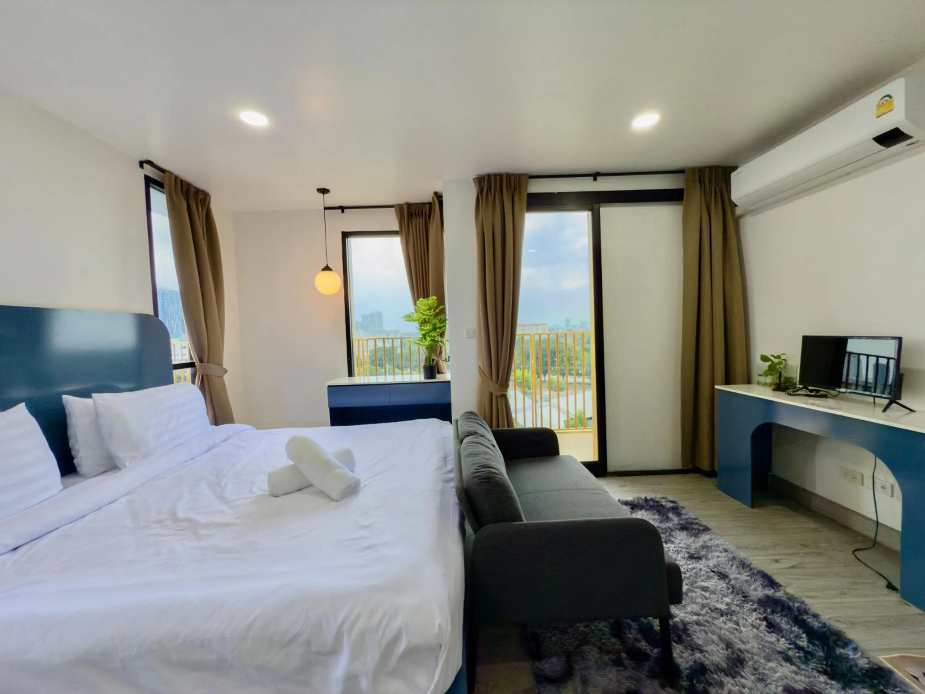 Bed in Breezewood Bangkok Hotel