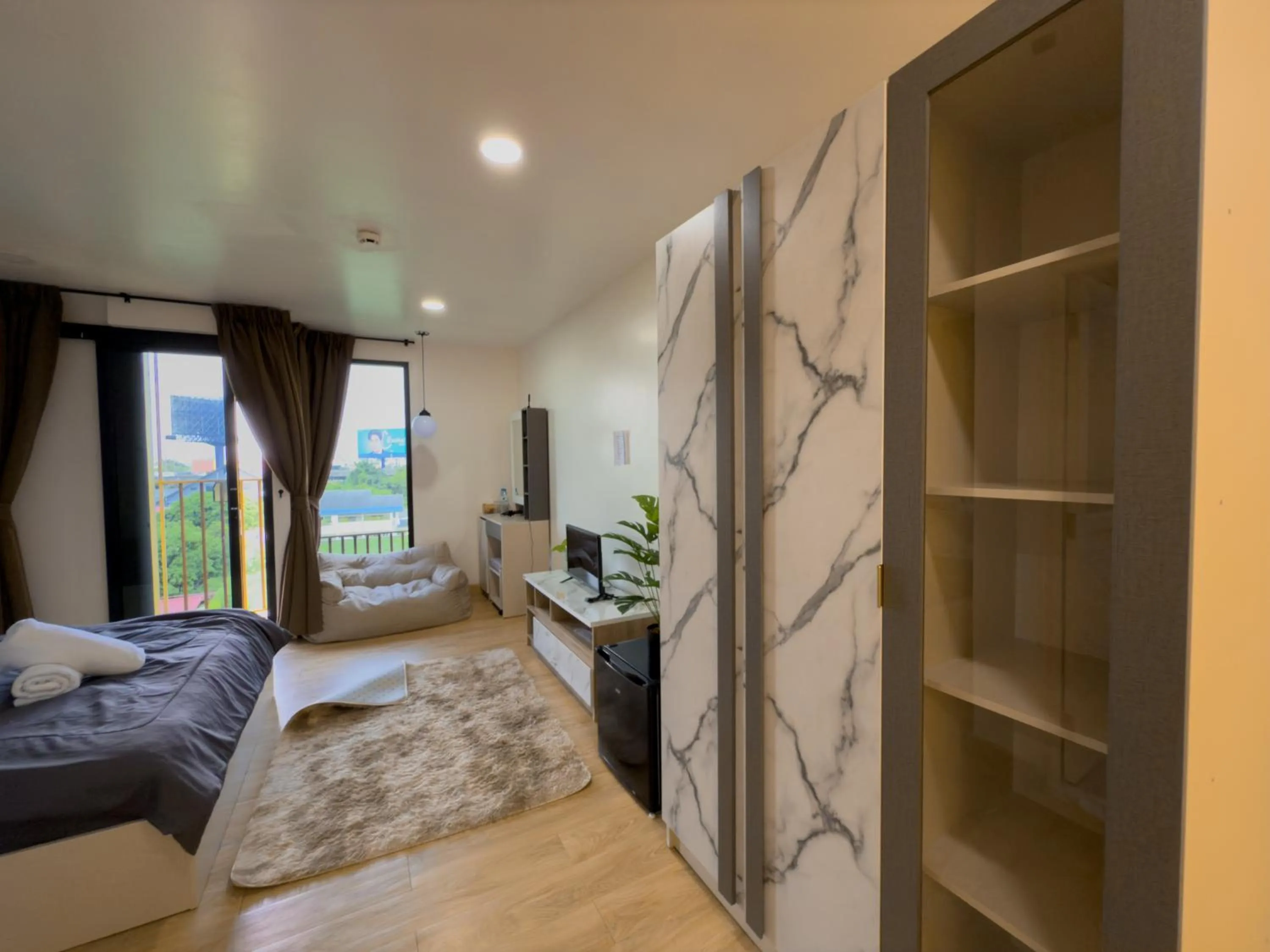 Bed in Breezewood Bangkok Hotel