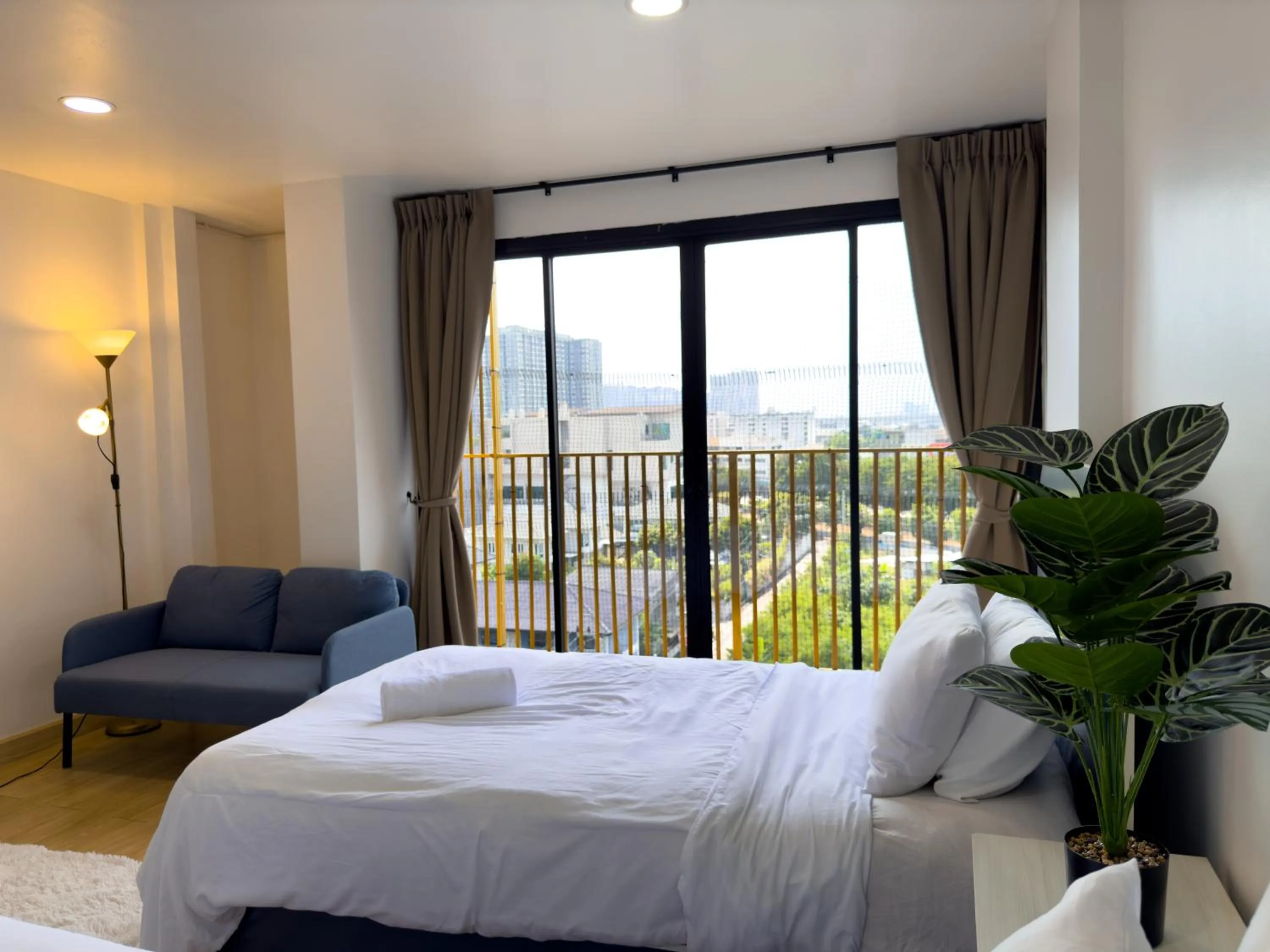 Bed in Breezewood Bangkok Hotel