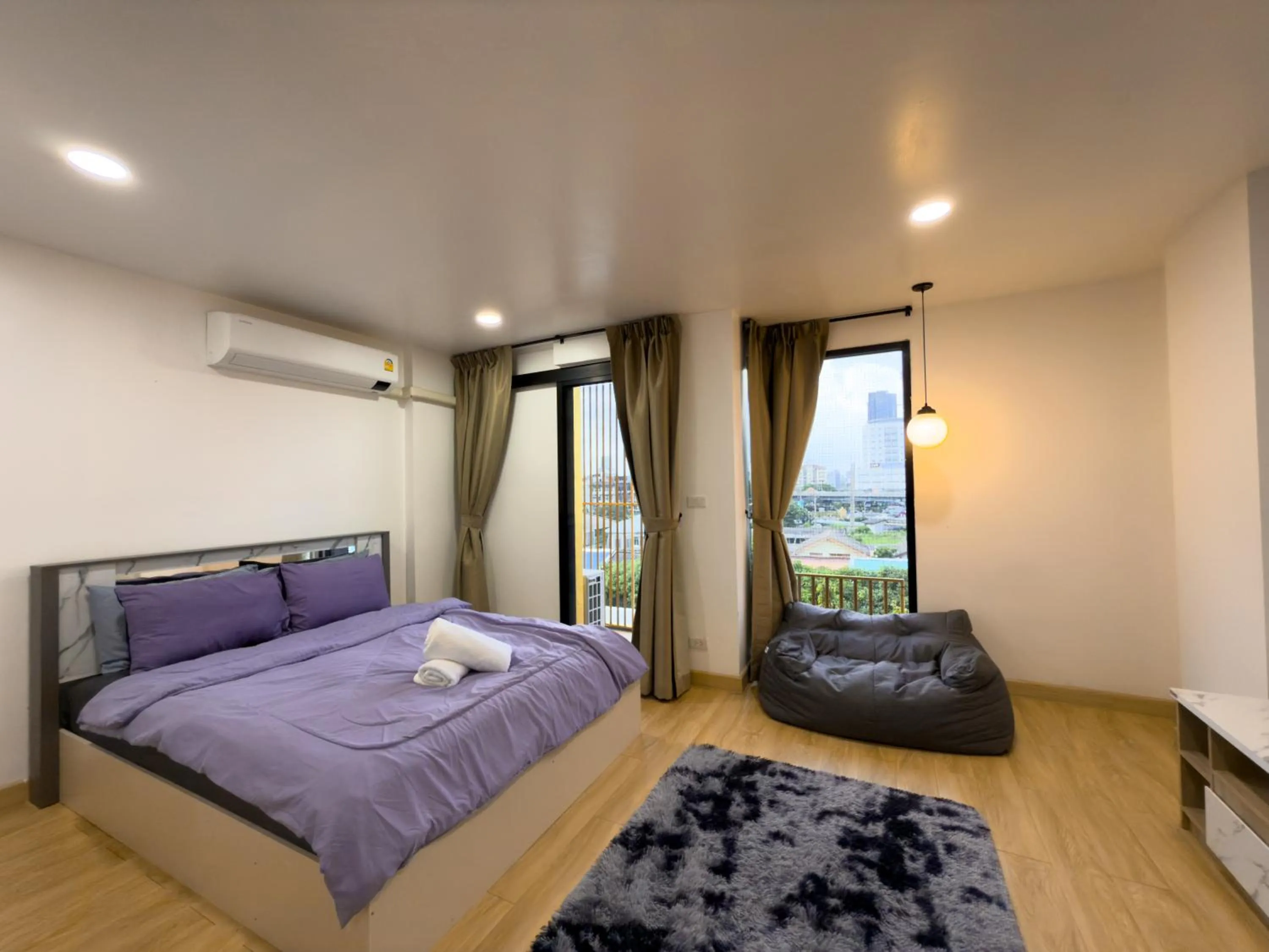 Bedroom, Bed in Breezewood Bangkok Hotel