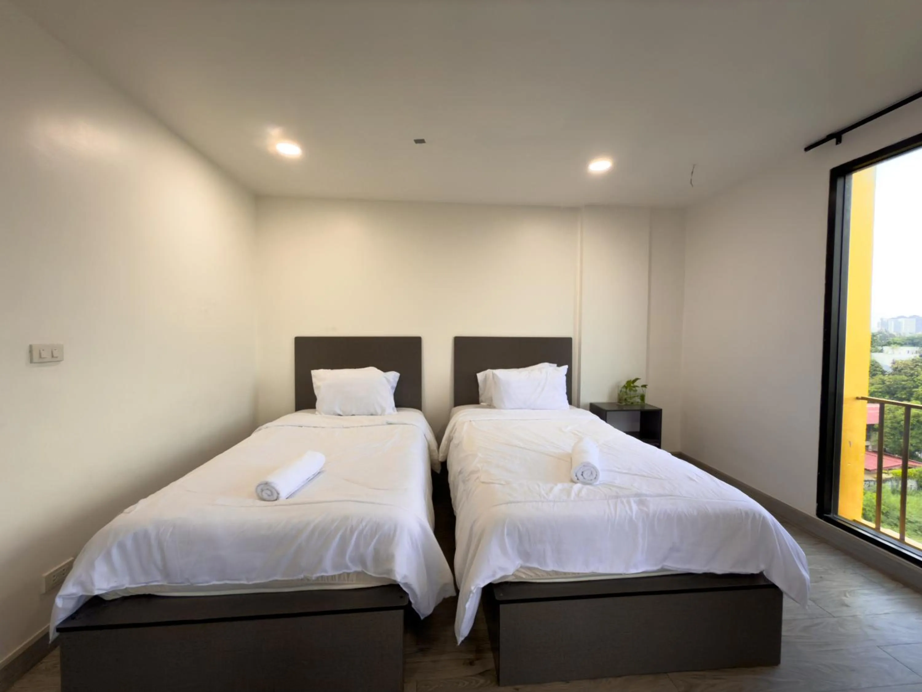 Bed in Breezewood Bangkok Hotel