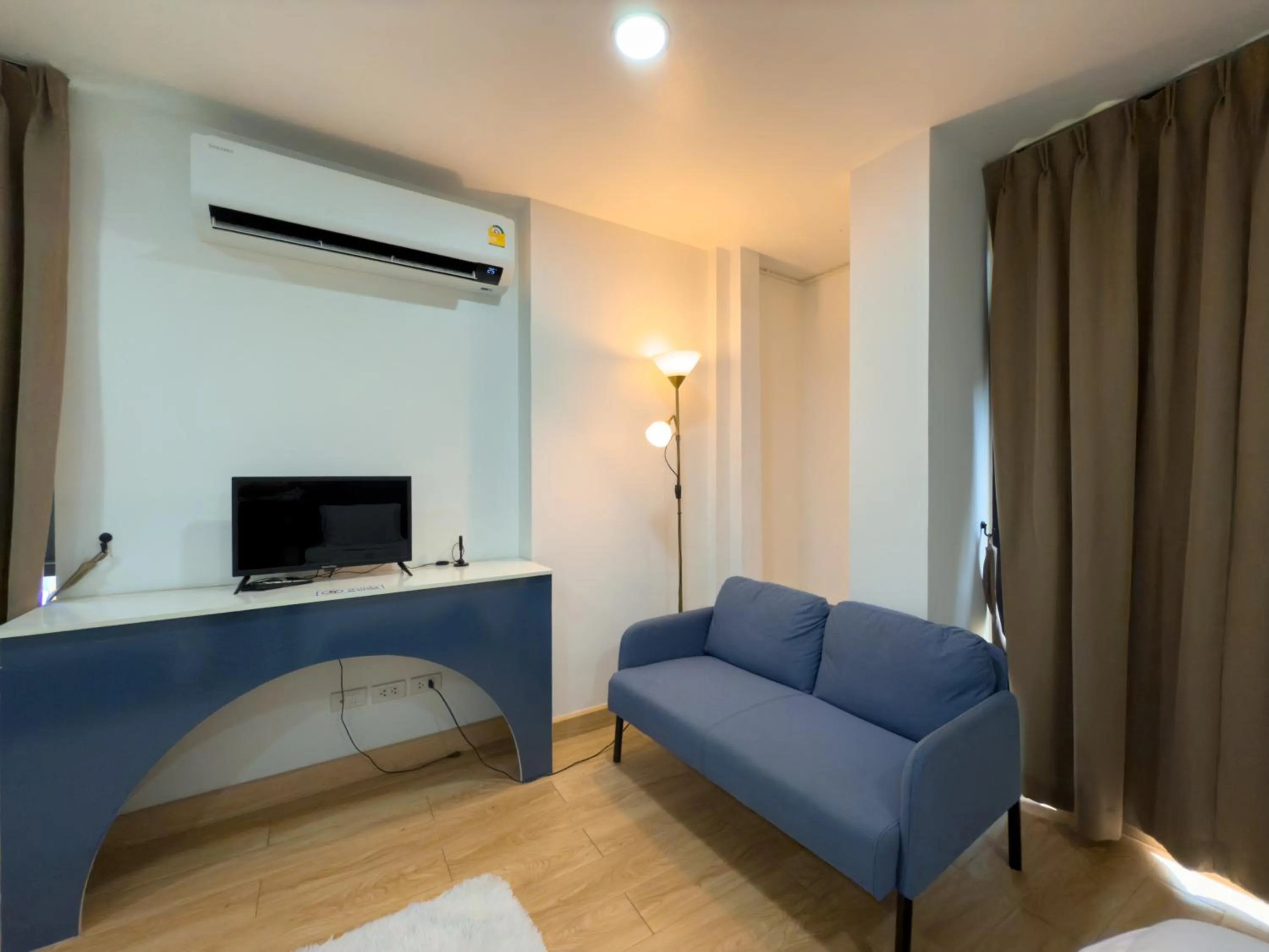 TV and multimedia in Breezewood Bangkok Hotel