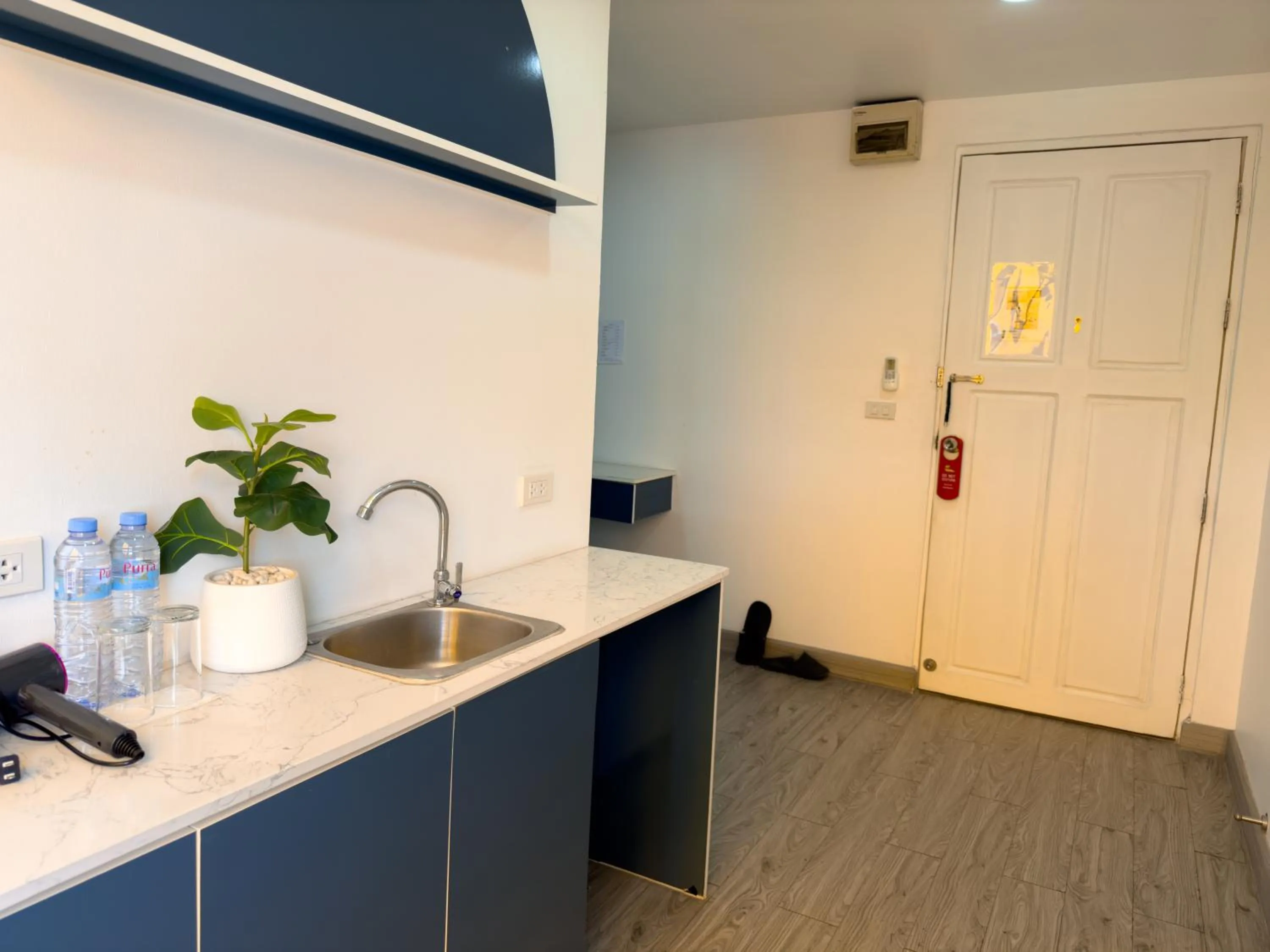 Kitchen or kitchenette in Breezewood Bangkok Hotel