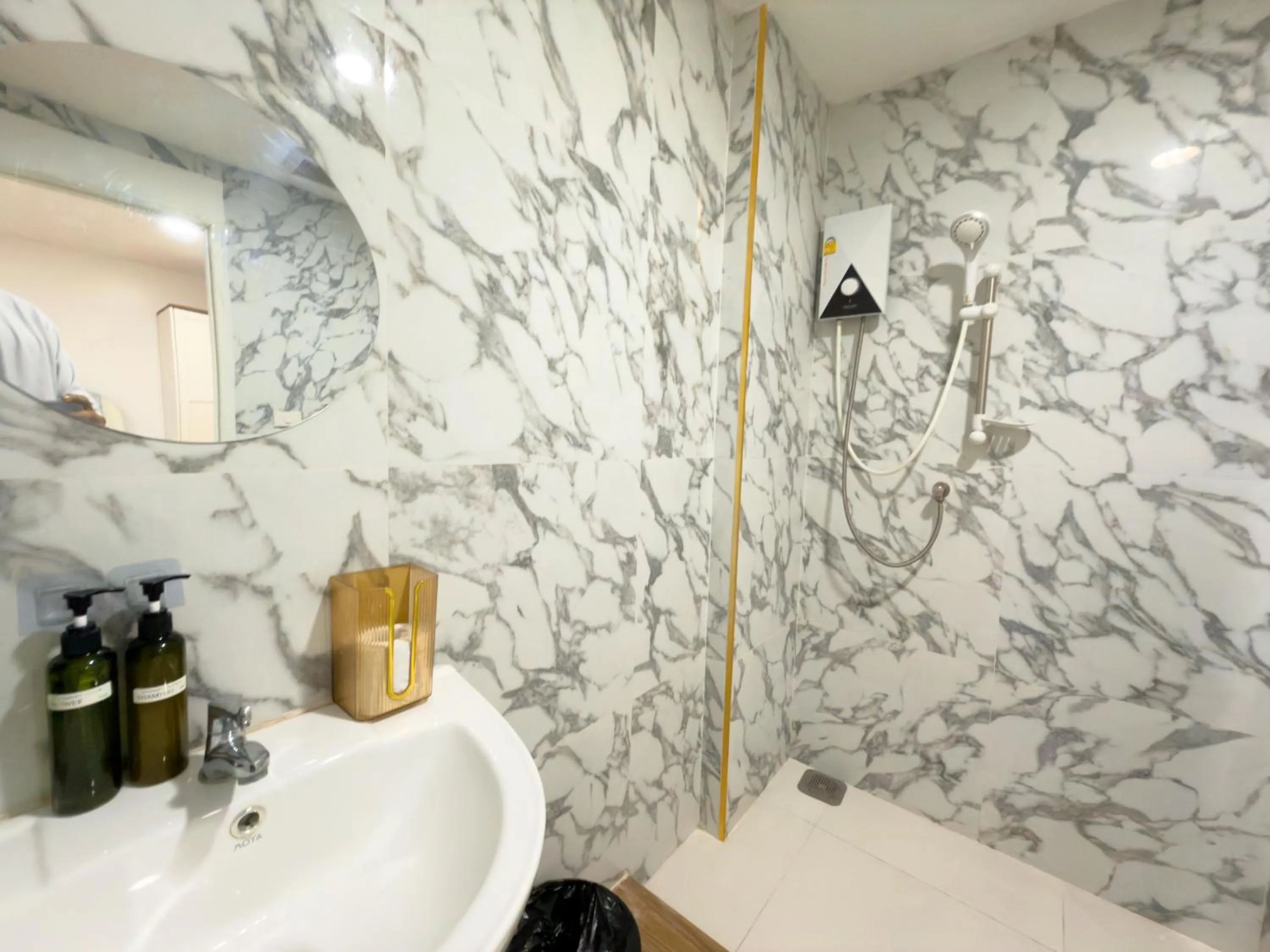 Shower in Breezewood Bangkok Hotel