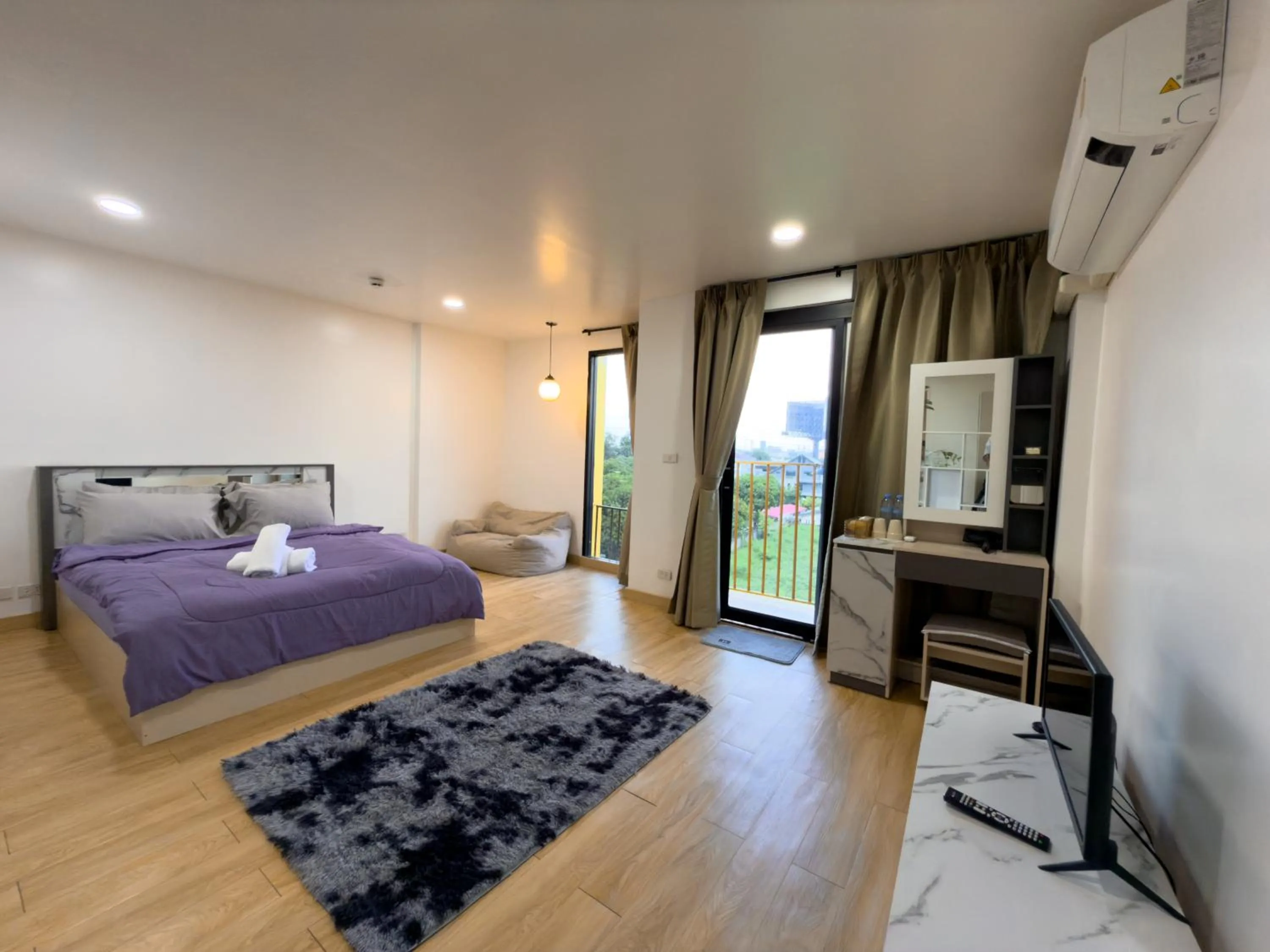 Photo of the whole room, Bed in Breezewood Bangkok Hotel