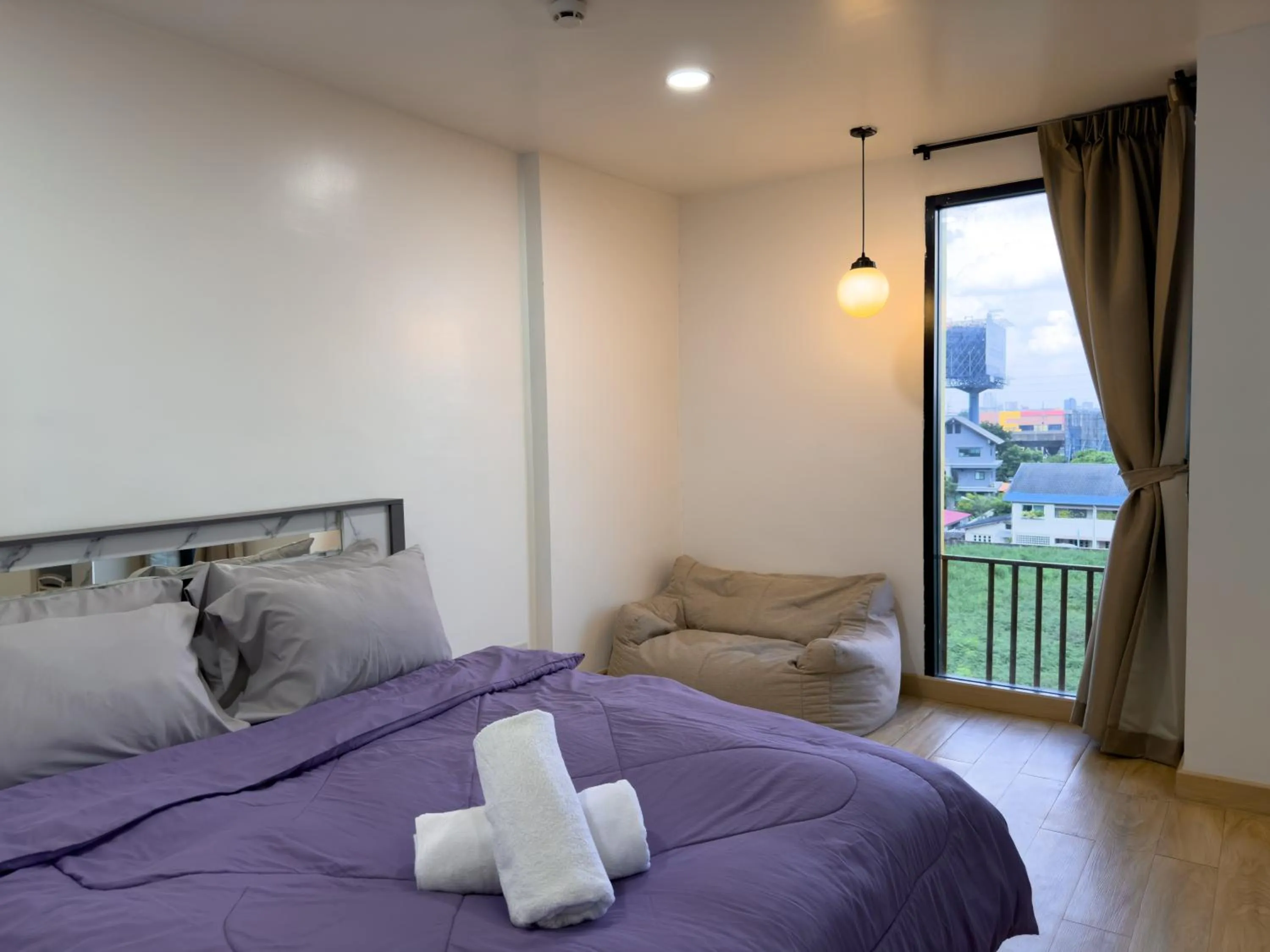 Bed in Breezewood Bangkok Hotel