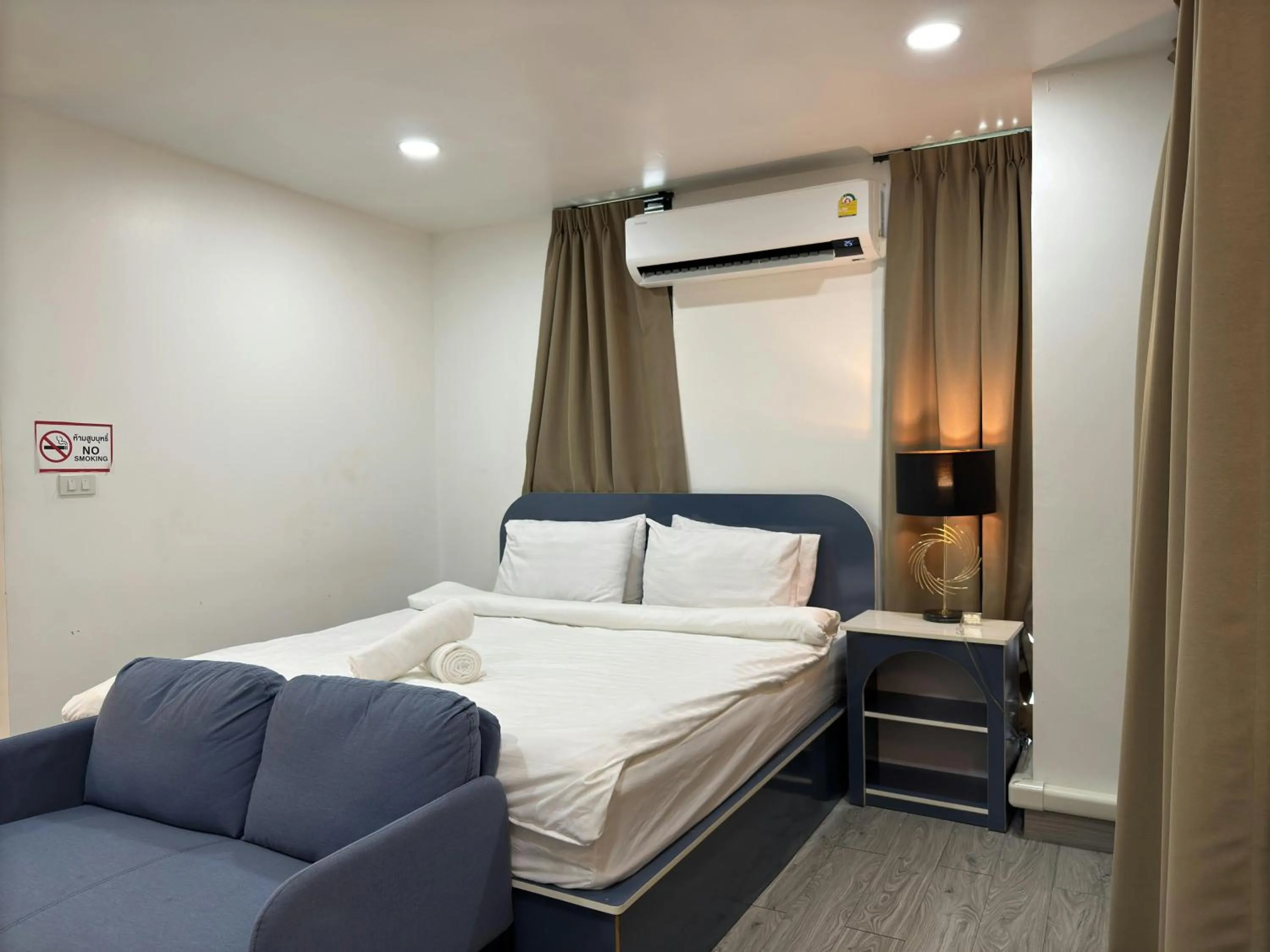 Photo of the whole room, Bed in Breezewood Bangkok Hotel