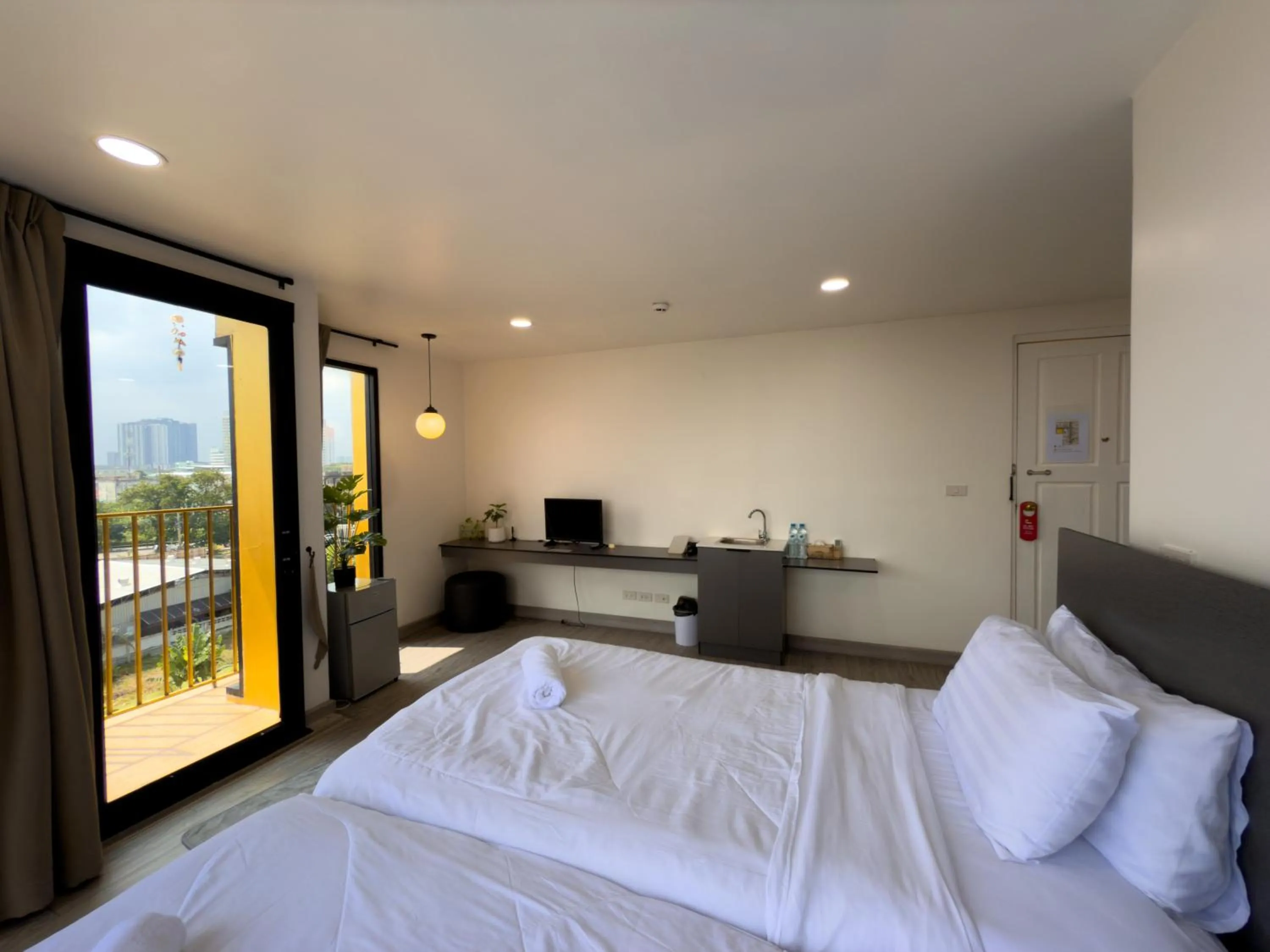 Bed in Breezewood Bangkok Hotel