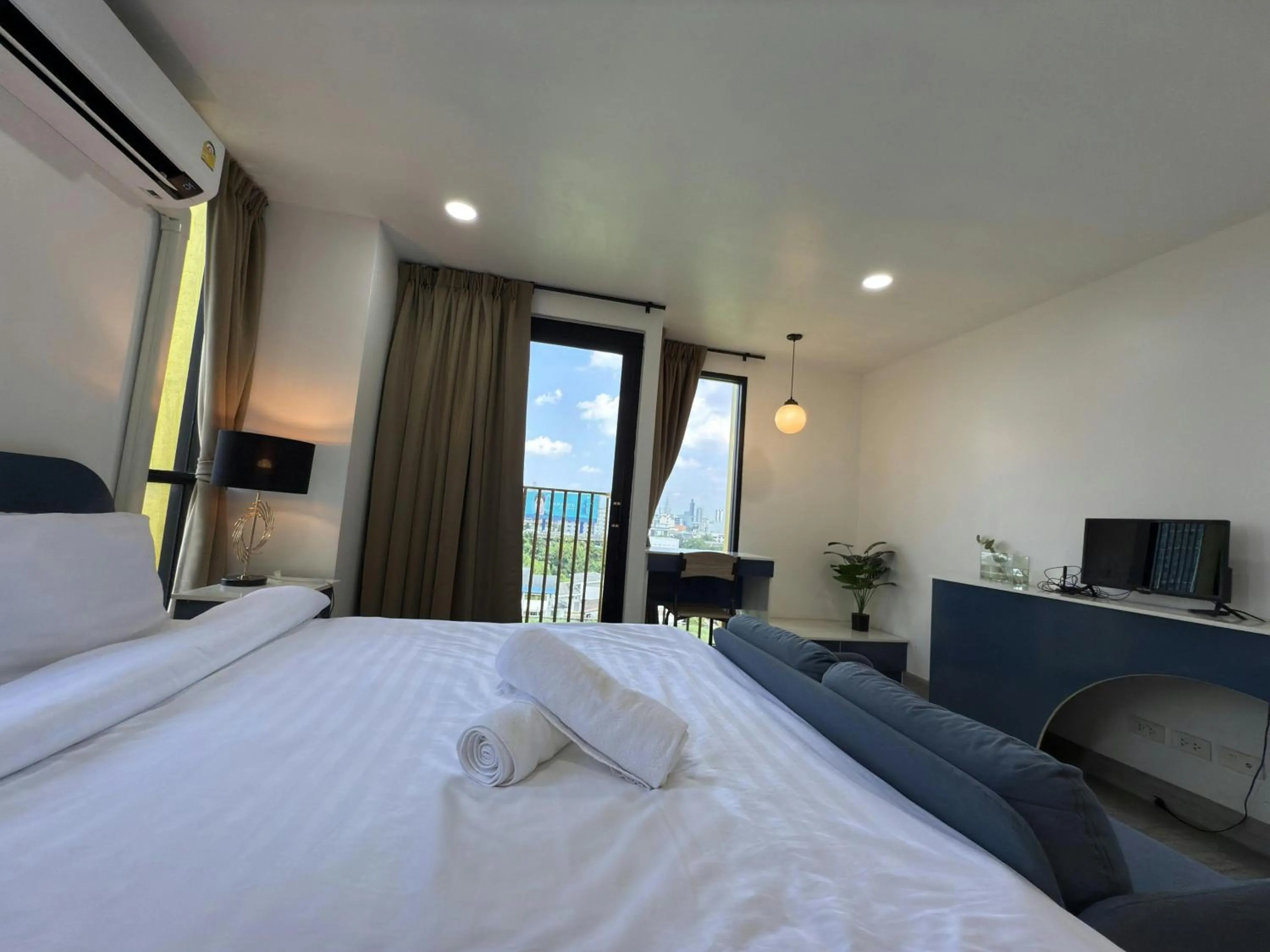 TV and multimedia, Bed in Breezewood Bangkok Hotel