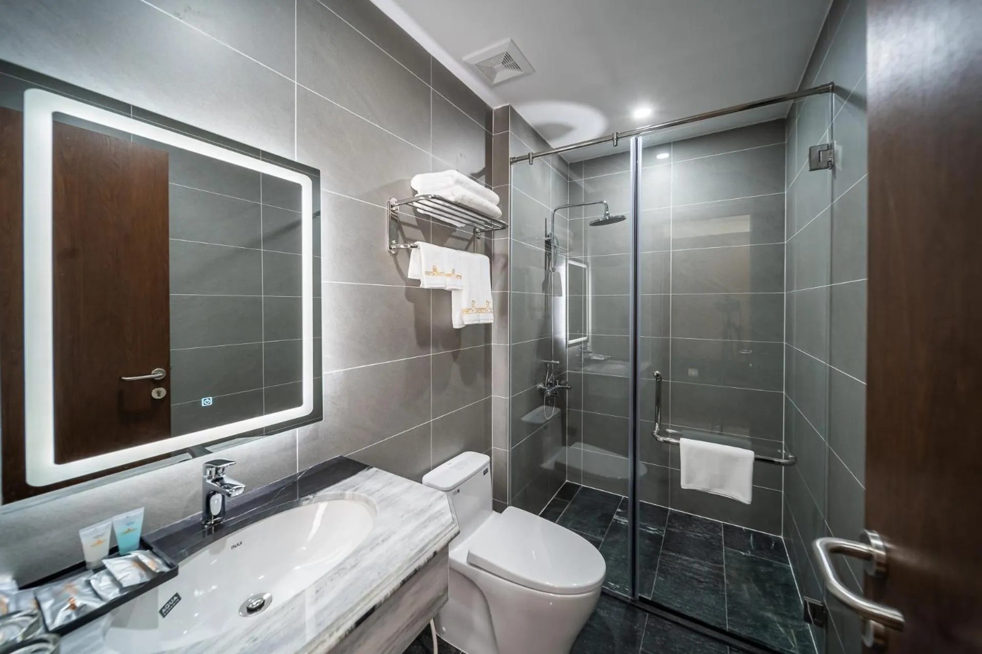 Toilet in Anston Castle Hotel Phu Quoc Sunset Town