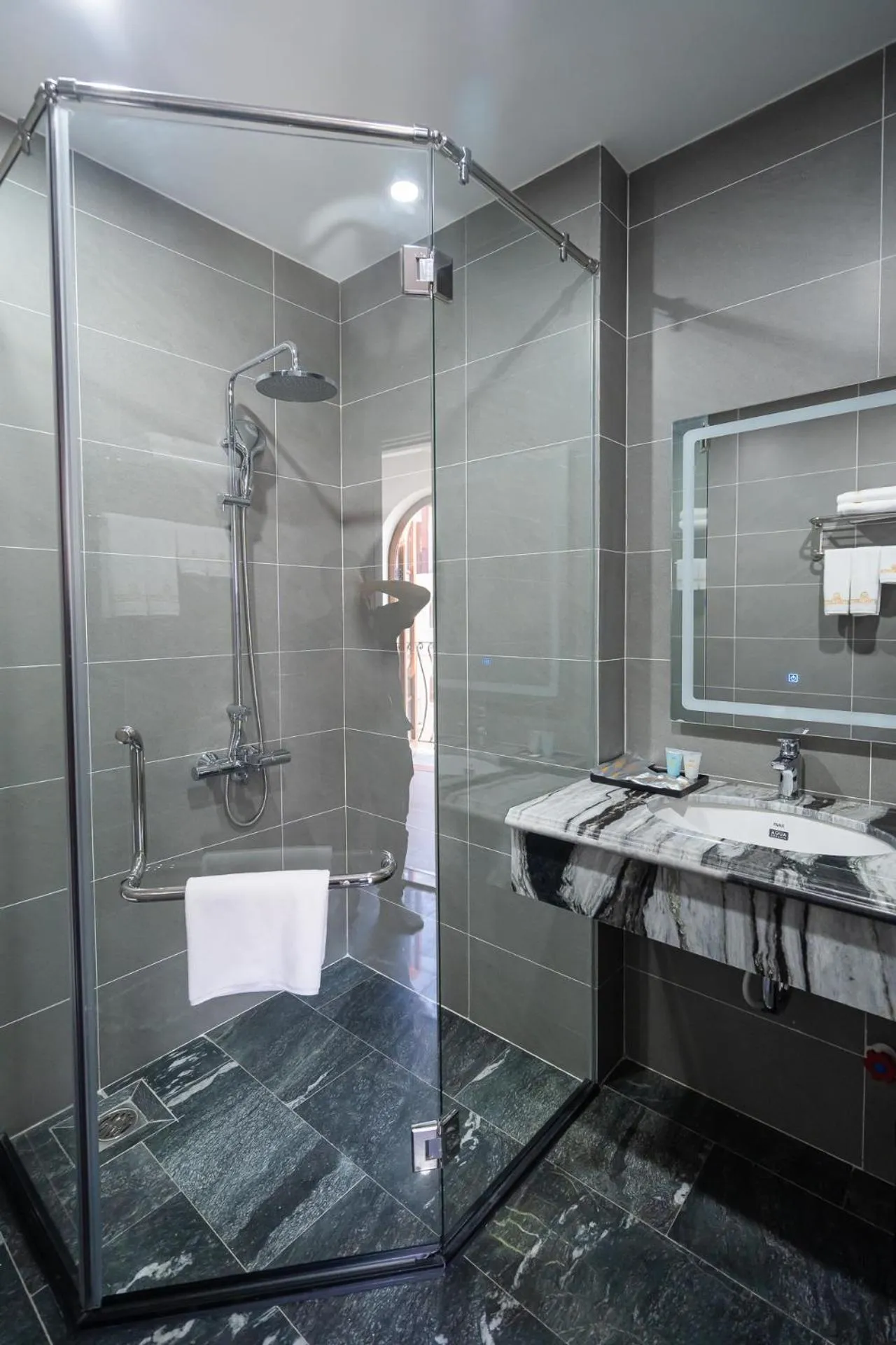 Shower in Anston Castle Hotel Phu Quoc Sunset Town