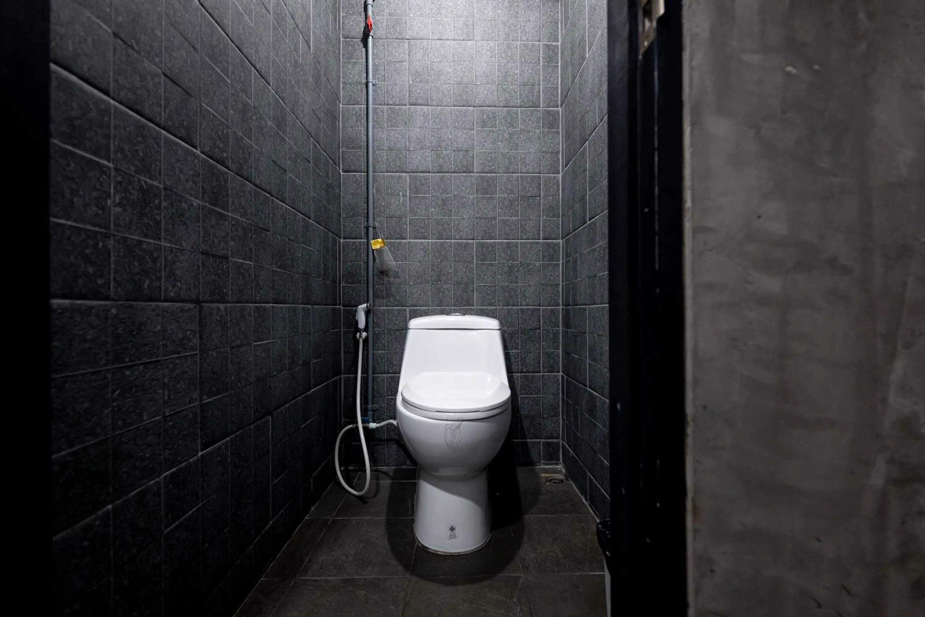 Toilet in Vibes Hostel Bangkok