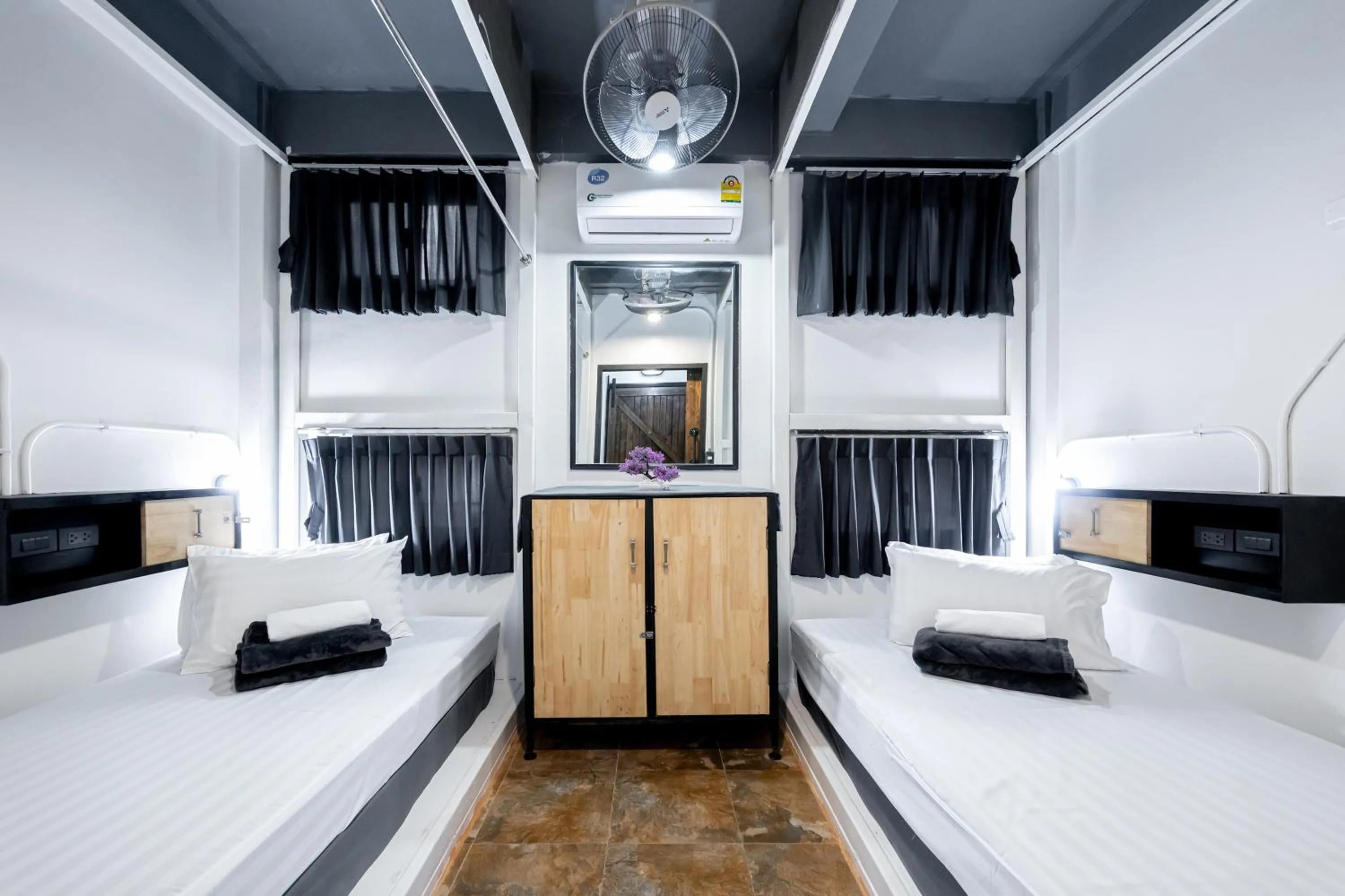 Bedroom, Bed in Vibes Hostel Bangkok