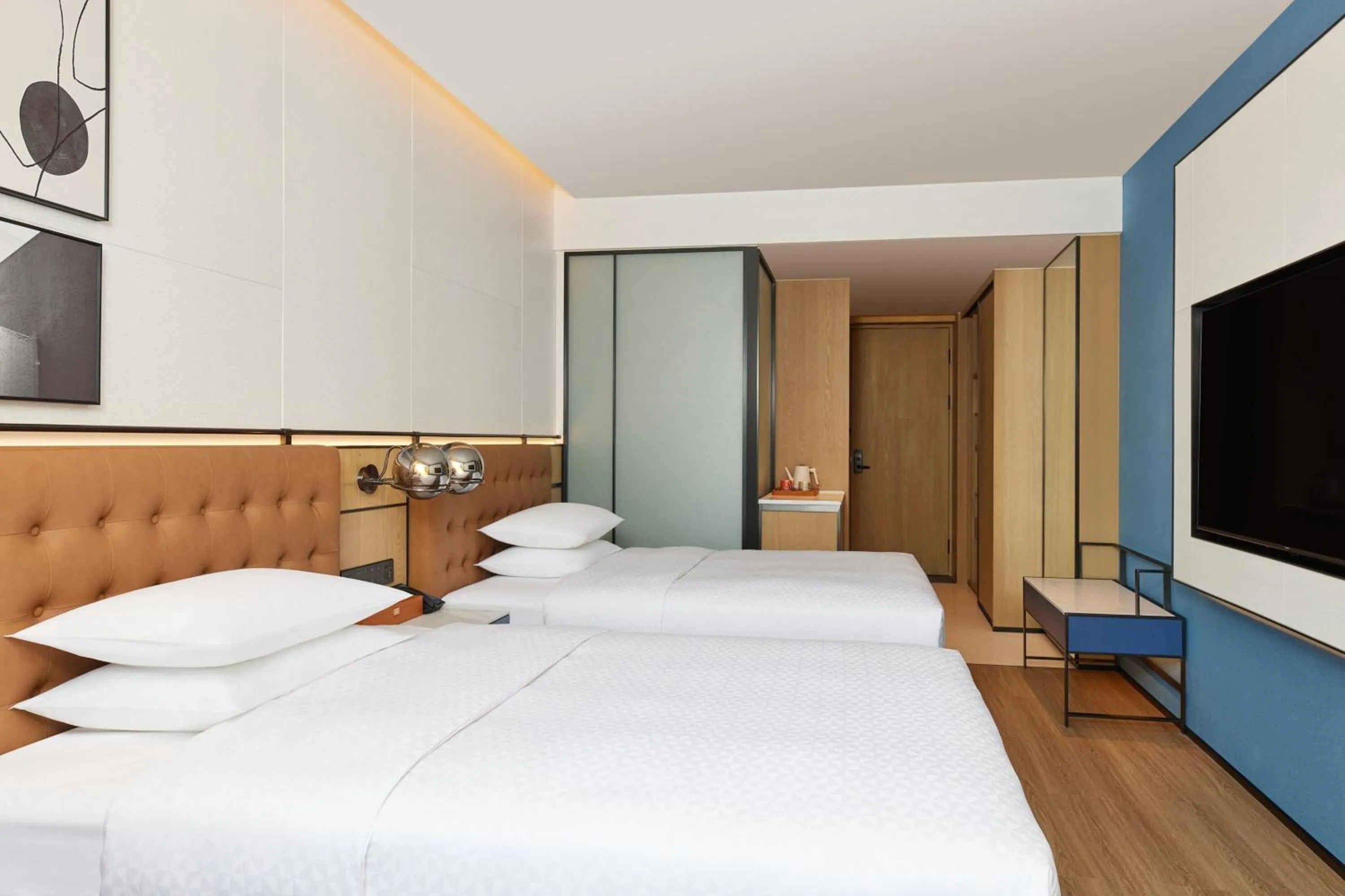Photo of the whole room, Bed in Four Points by Sheraton Chongqing North Railway Station