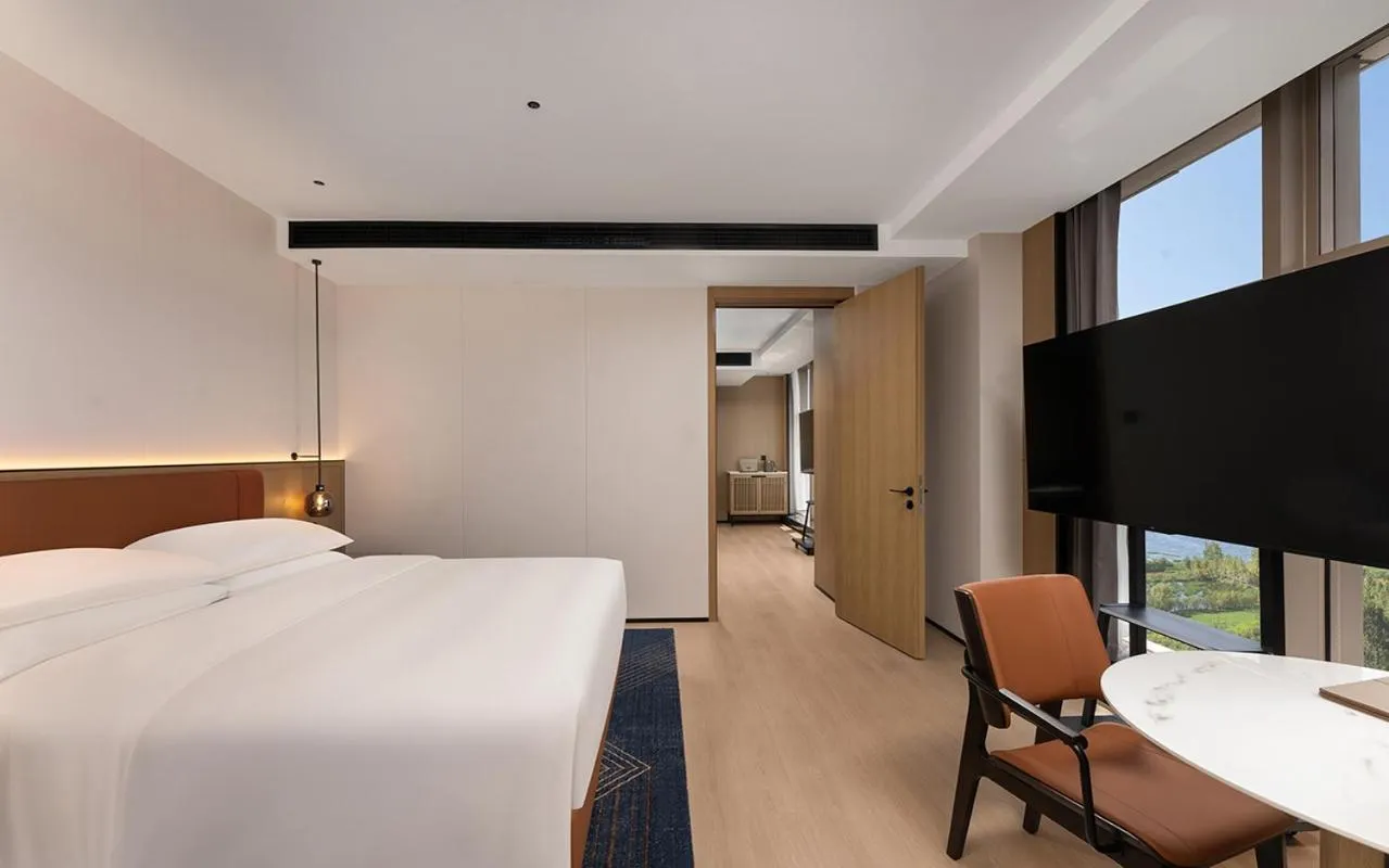 Bed in Four Points by Sheraton Dali, Erhai