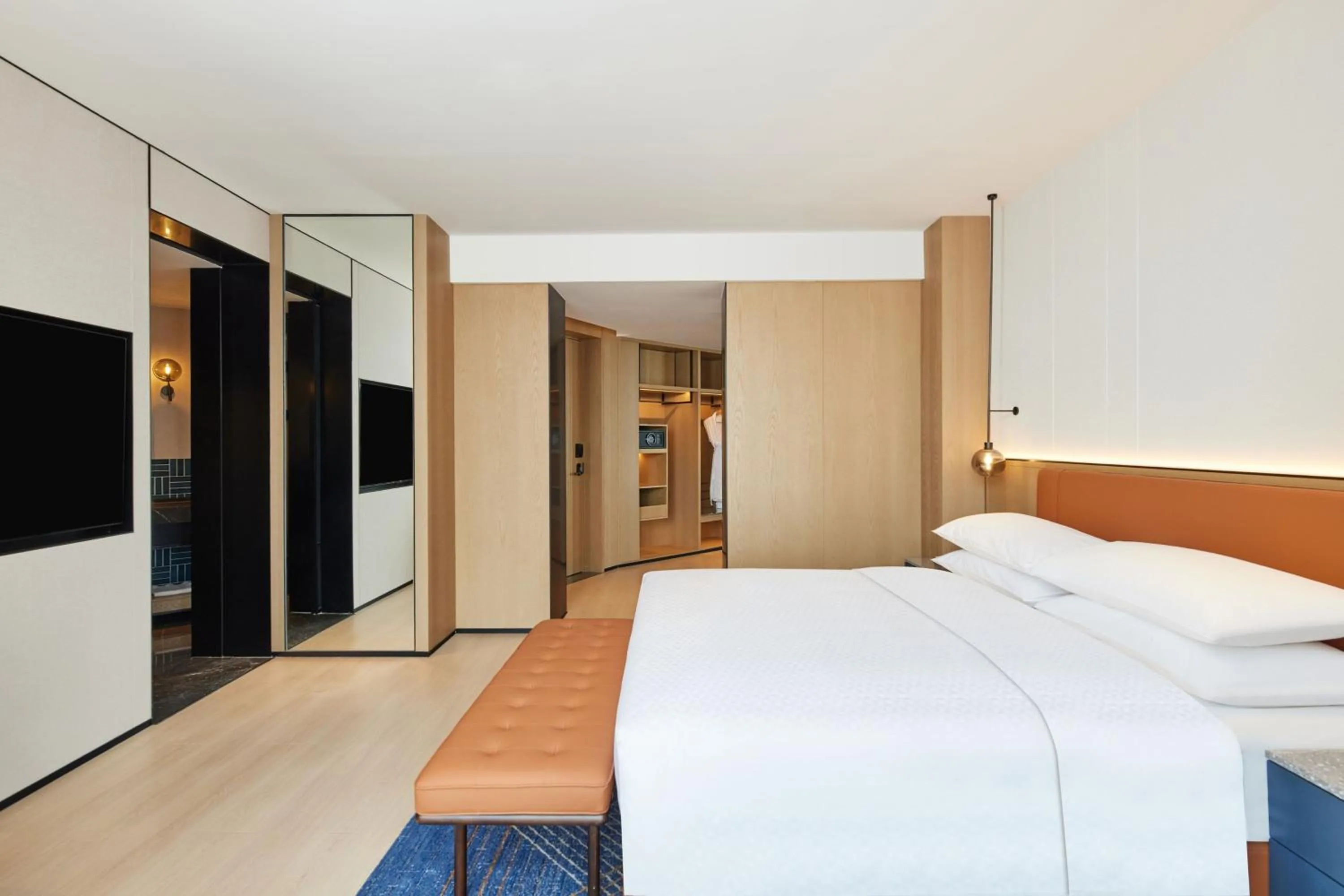 Photo of the whole room, Bed in Four Points by Sheraton Dali, Erhai