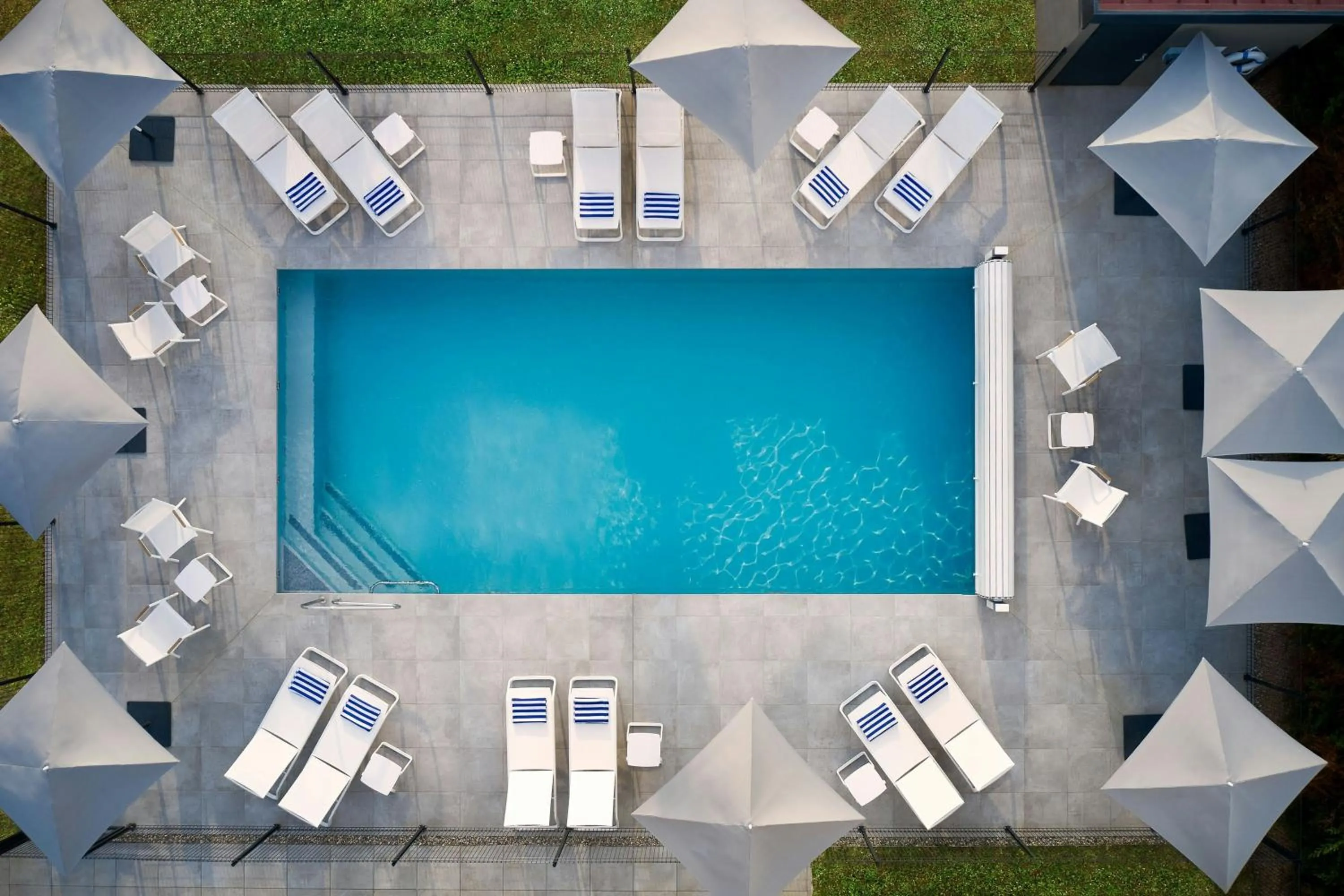 Swimming pool in Courtyard by Marriott Lyon Eurexpo Stadium
