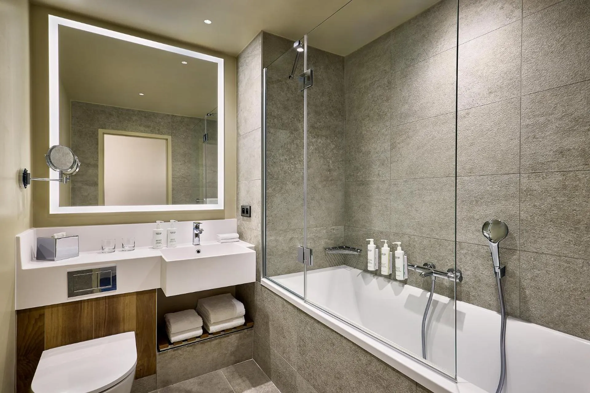 Bathroom in Courtyard by Marriott Lyon Eurexpo Stadium