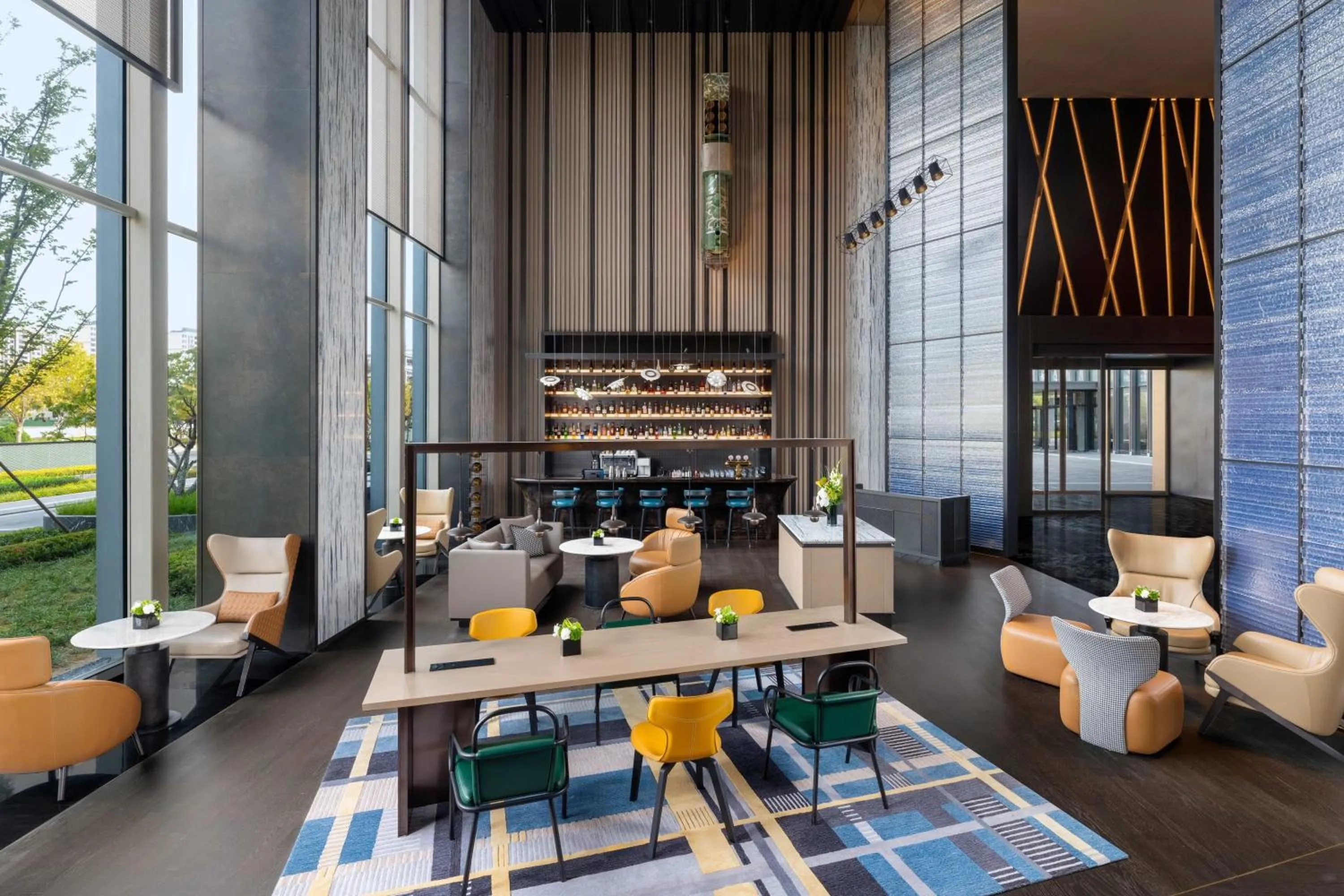 Lounge or bar in Renaissance Qingdao Hotel