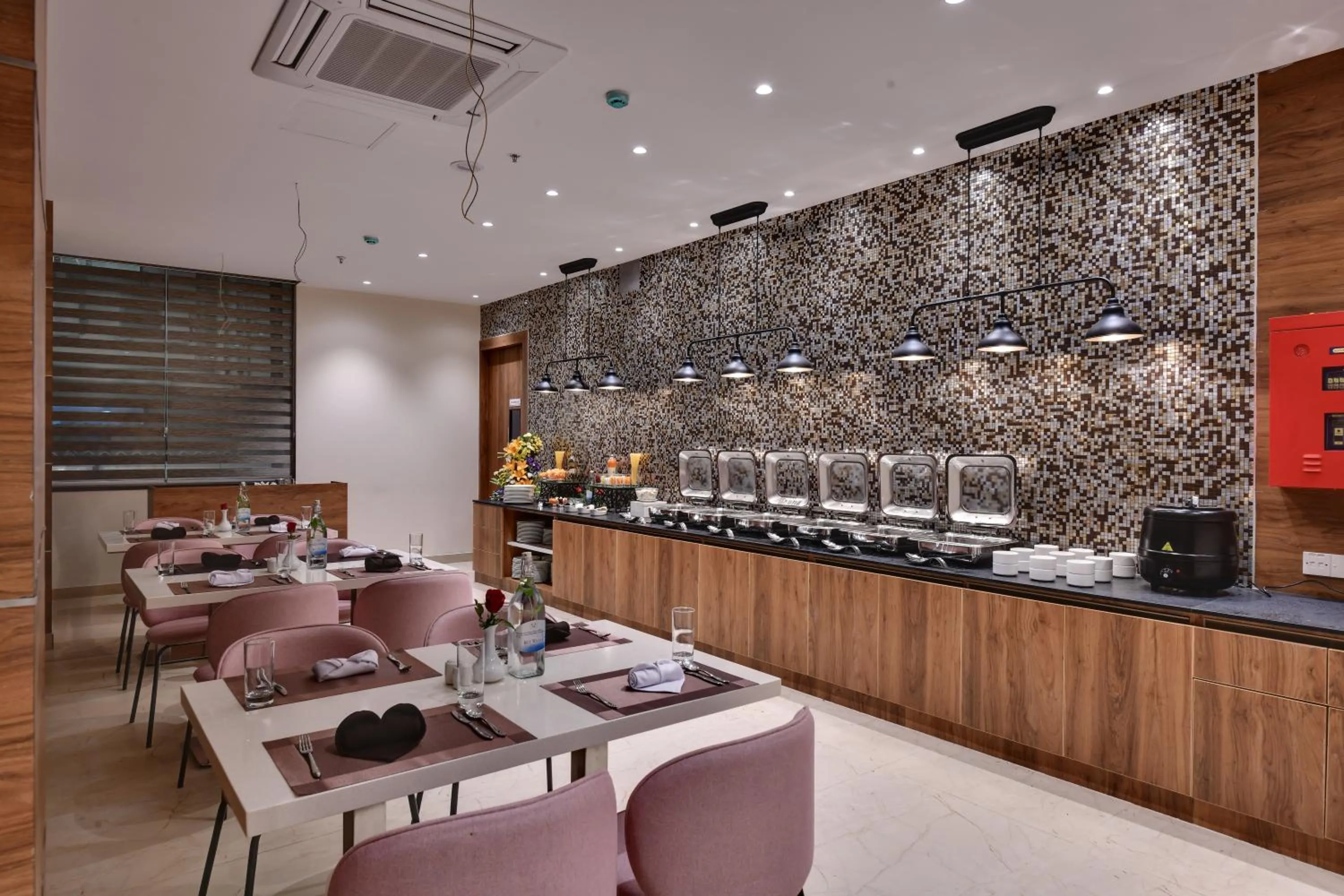 Restaurant/places to eat in Click Hotel Vista-Kempegowda Airport