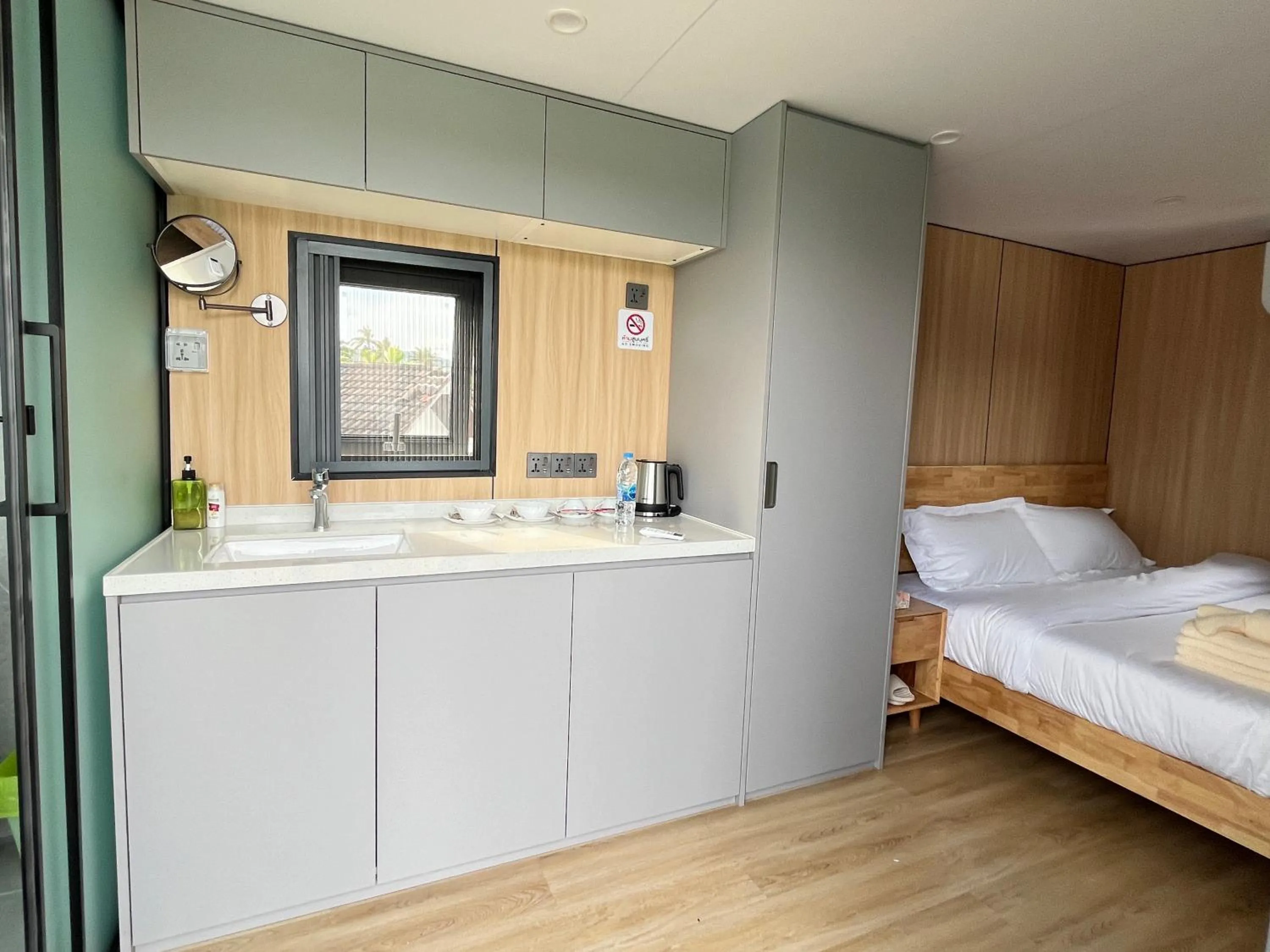 Kitchen or kitchenette, Bed in Space House Hotel Phuket