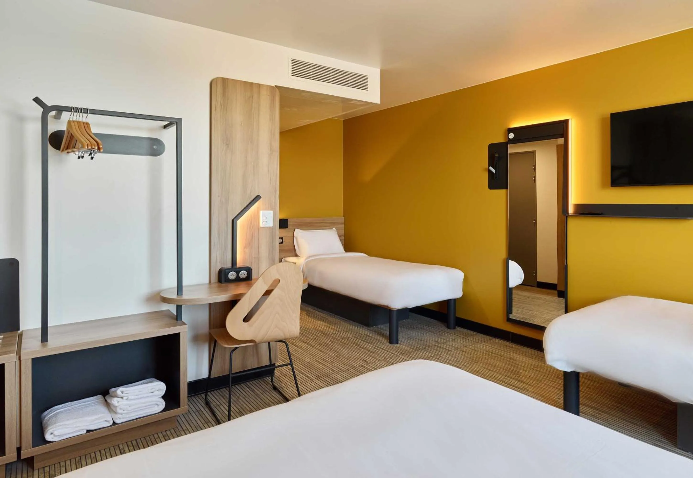 Bedroom, Bed in B&B HOTEL Meaux Nanteuil-lès-Meaux 3 étoiles