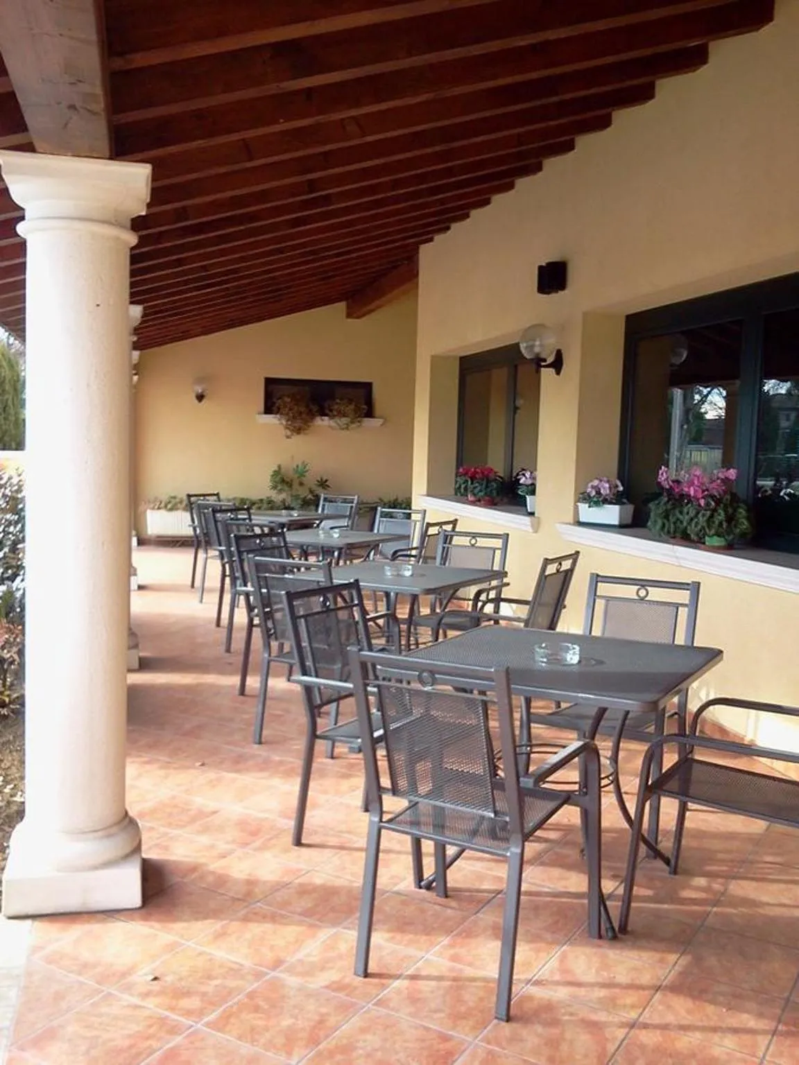 Restaurant/places to eat in Albergo Al Portico