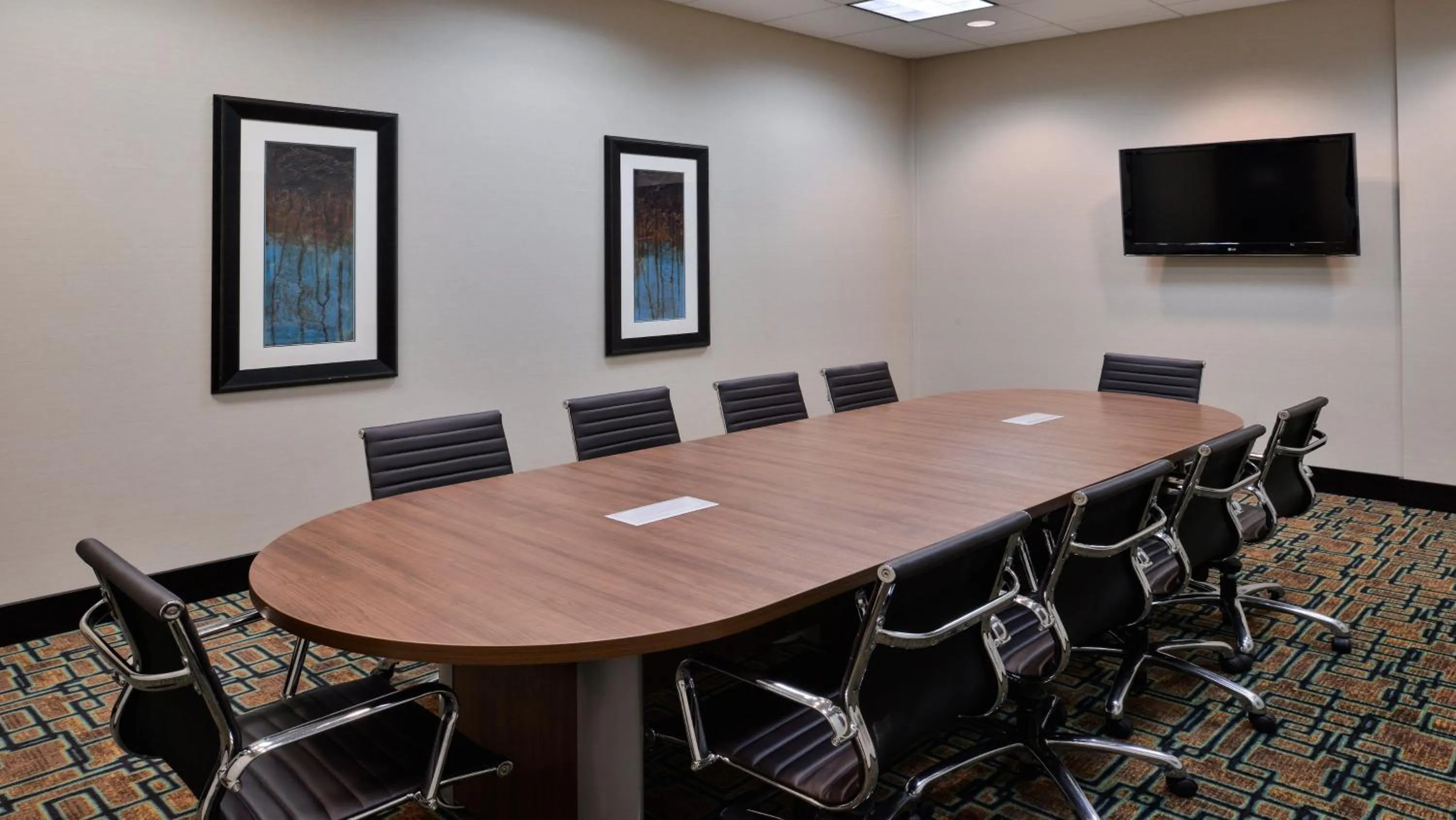 Meeting/conference room in Holiday Inn Hotel & Suites Edmonton Airport Conference Centre by IHG