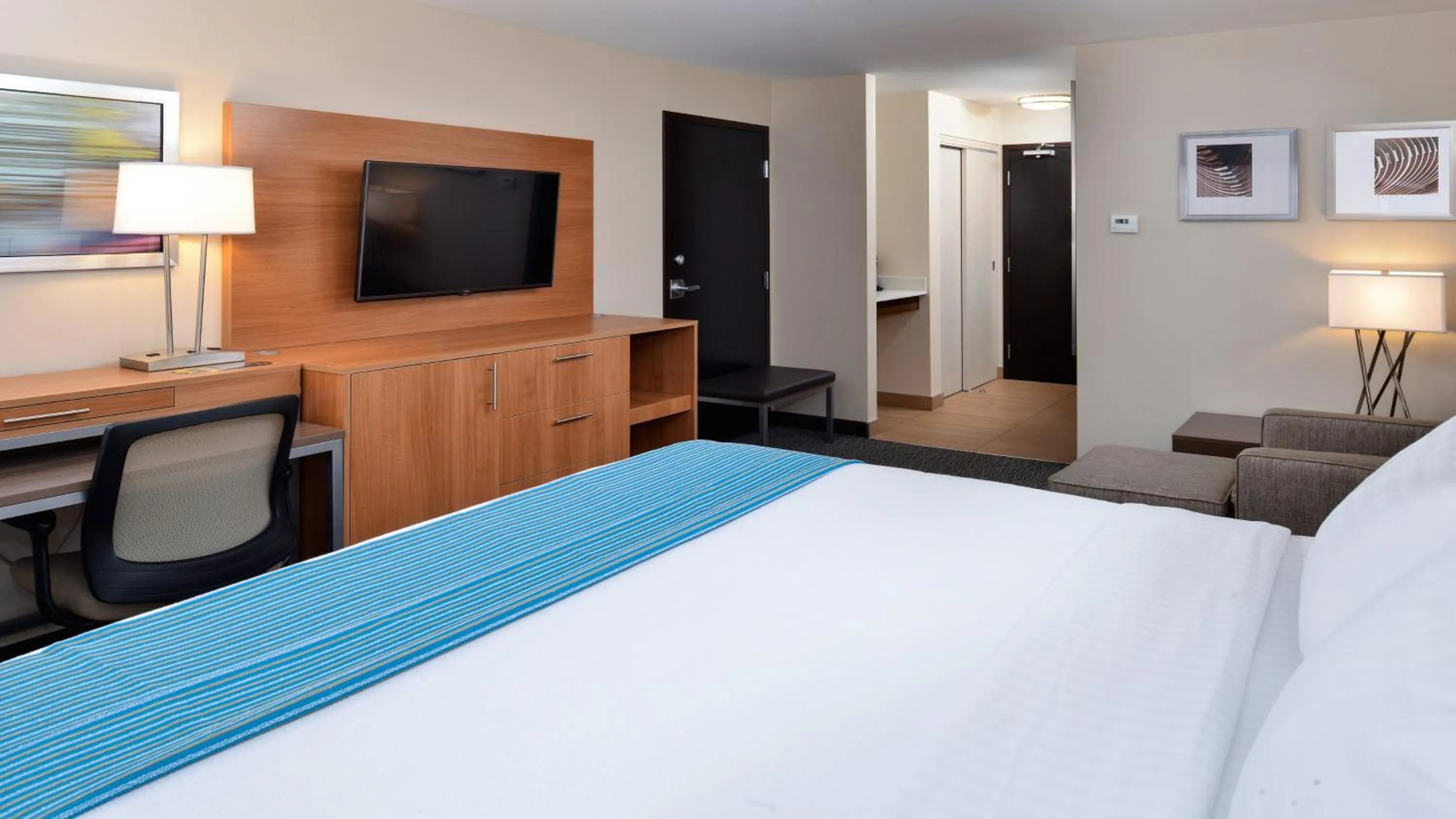 Photo of the whole room, Bed in Holiday Inn Hotel & Suites Edmonton Airport Conference Centre by IHG
