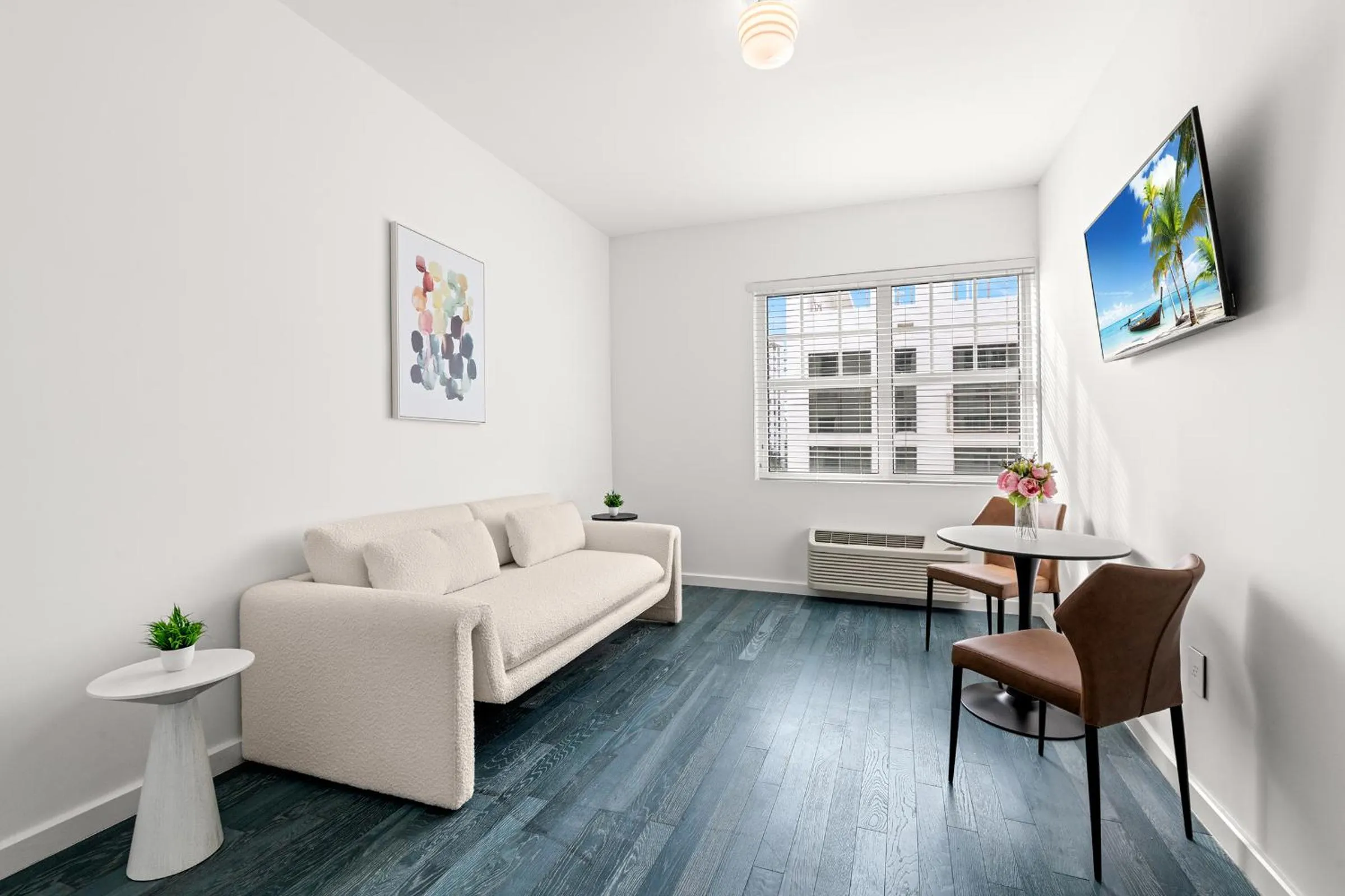 TV and multimedia in Global Luxury Suites at The Apex Miami