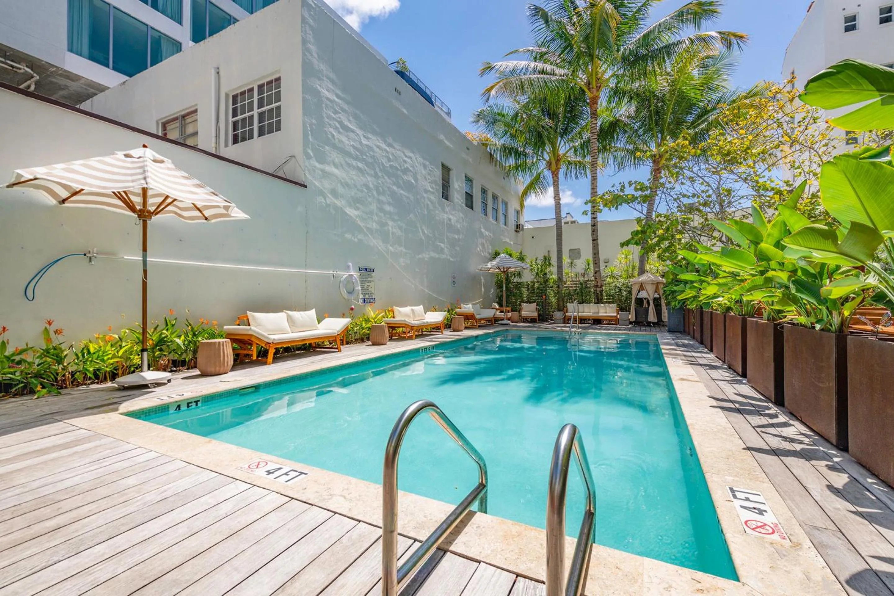 Swimming pool in Global Luxury Suites at The Apex Miami