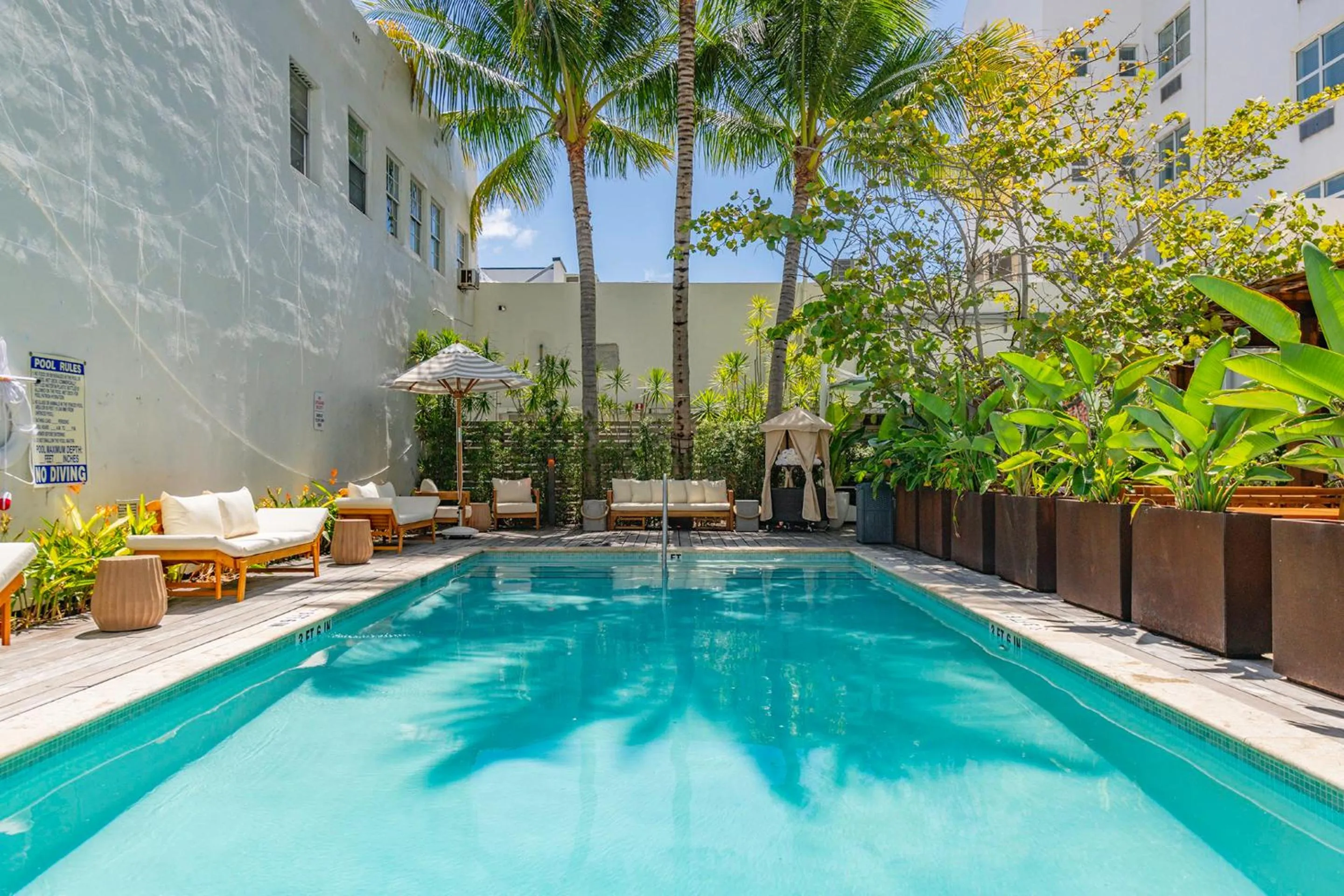 Swimming pool in Global Luxury Suites at The Apex Miami