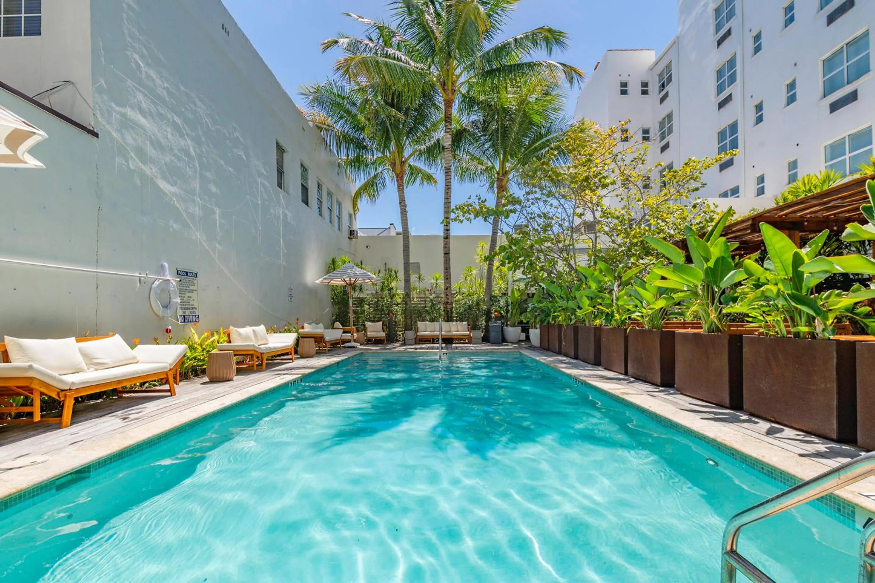 Swimming pool in Global Luxury Suites at The Apex Miami