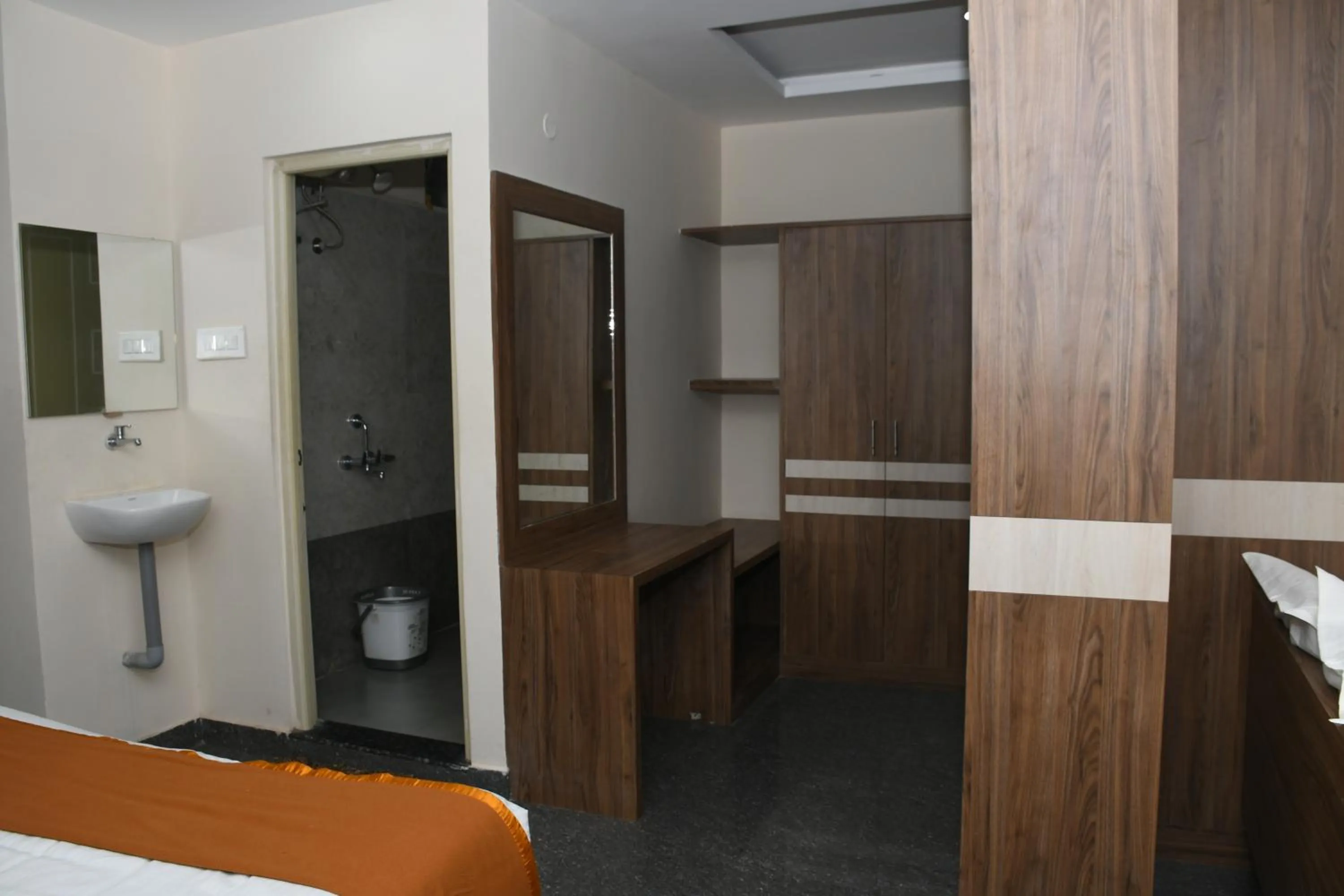 Toilet in Vasantham Inn