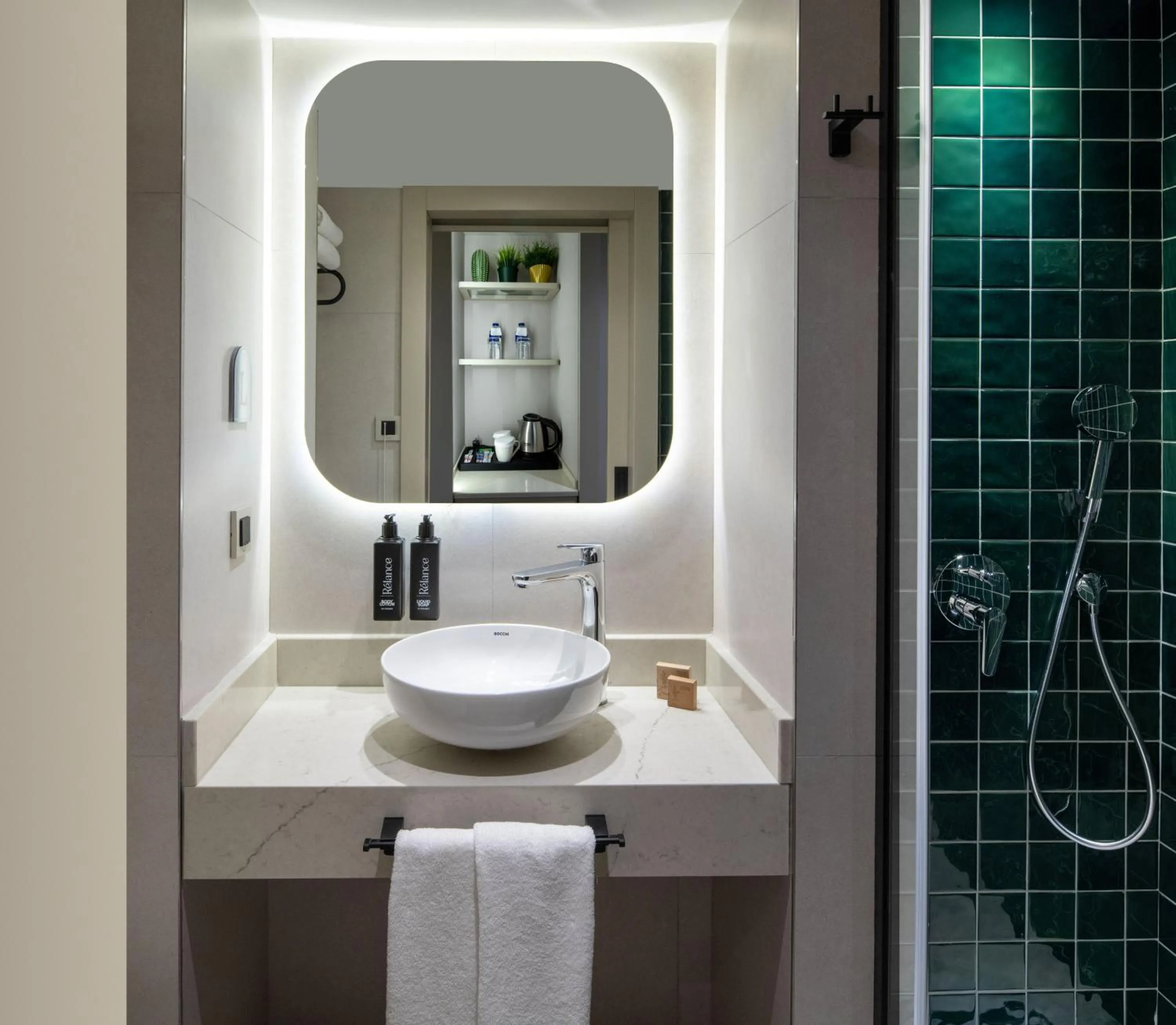 Shower in Lunet Old City Hotel