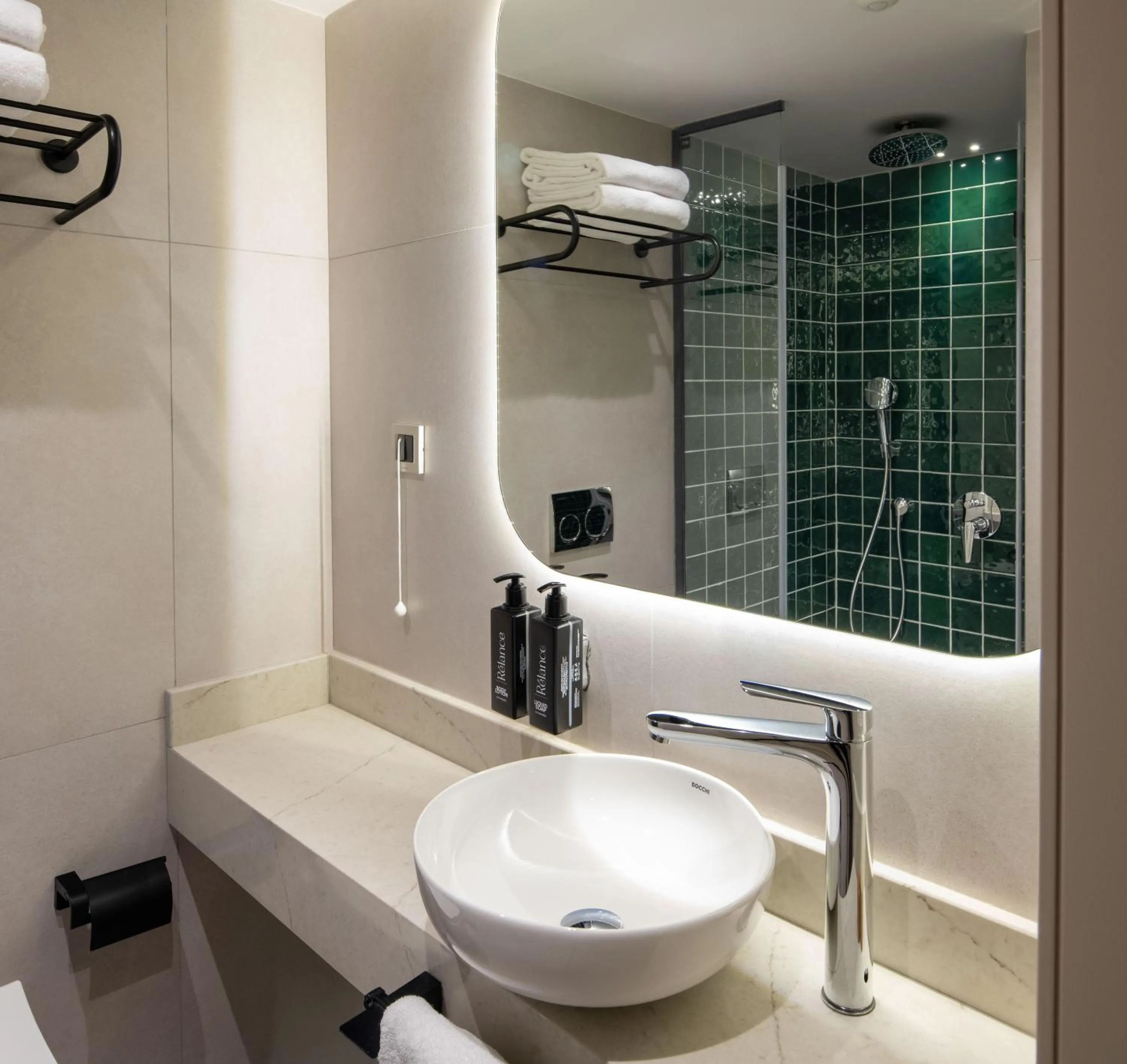 Shower in Lunet Old City Hotel