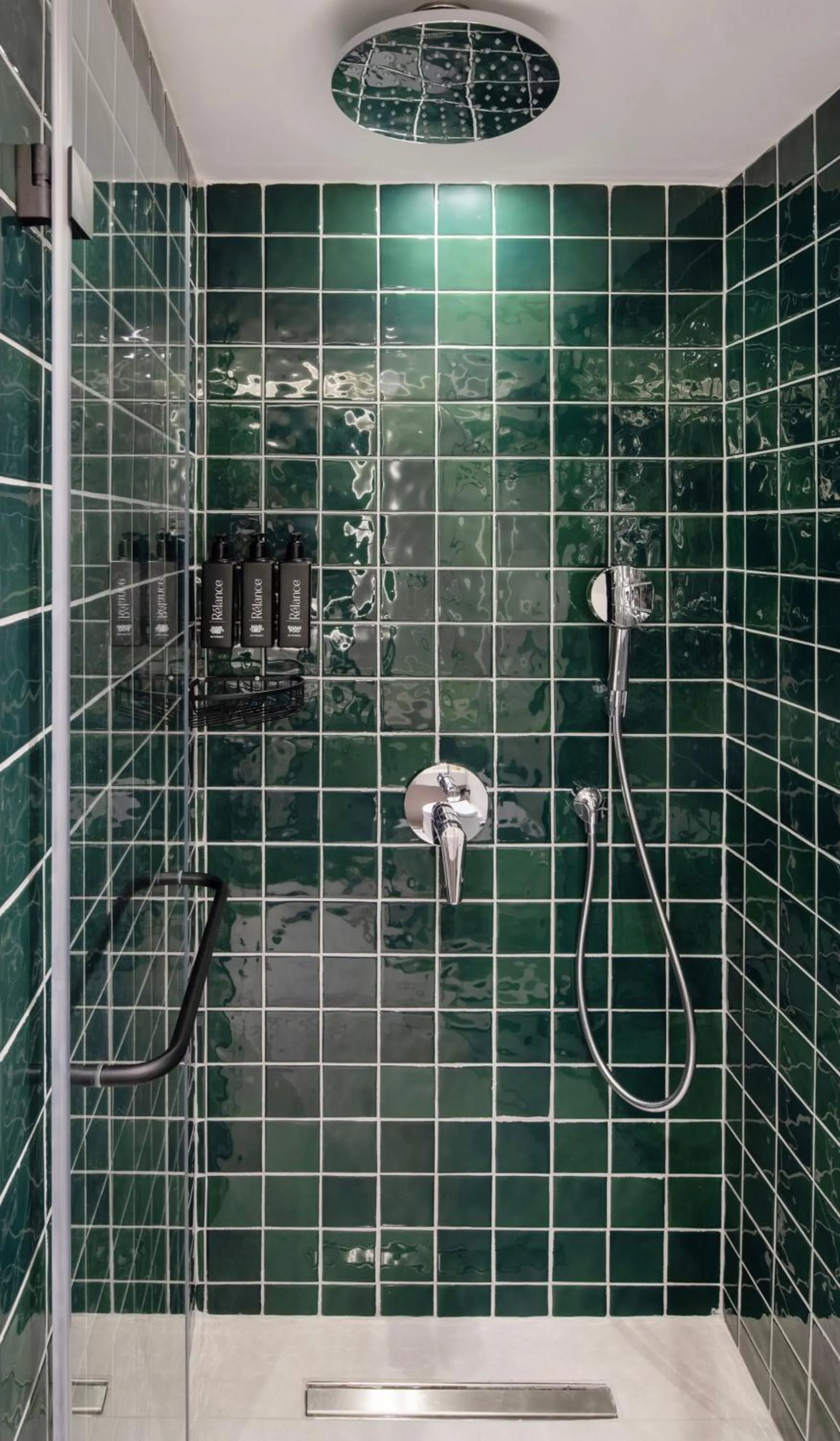 Shower in Lunet Old City Hotel