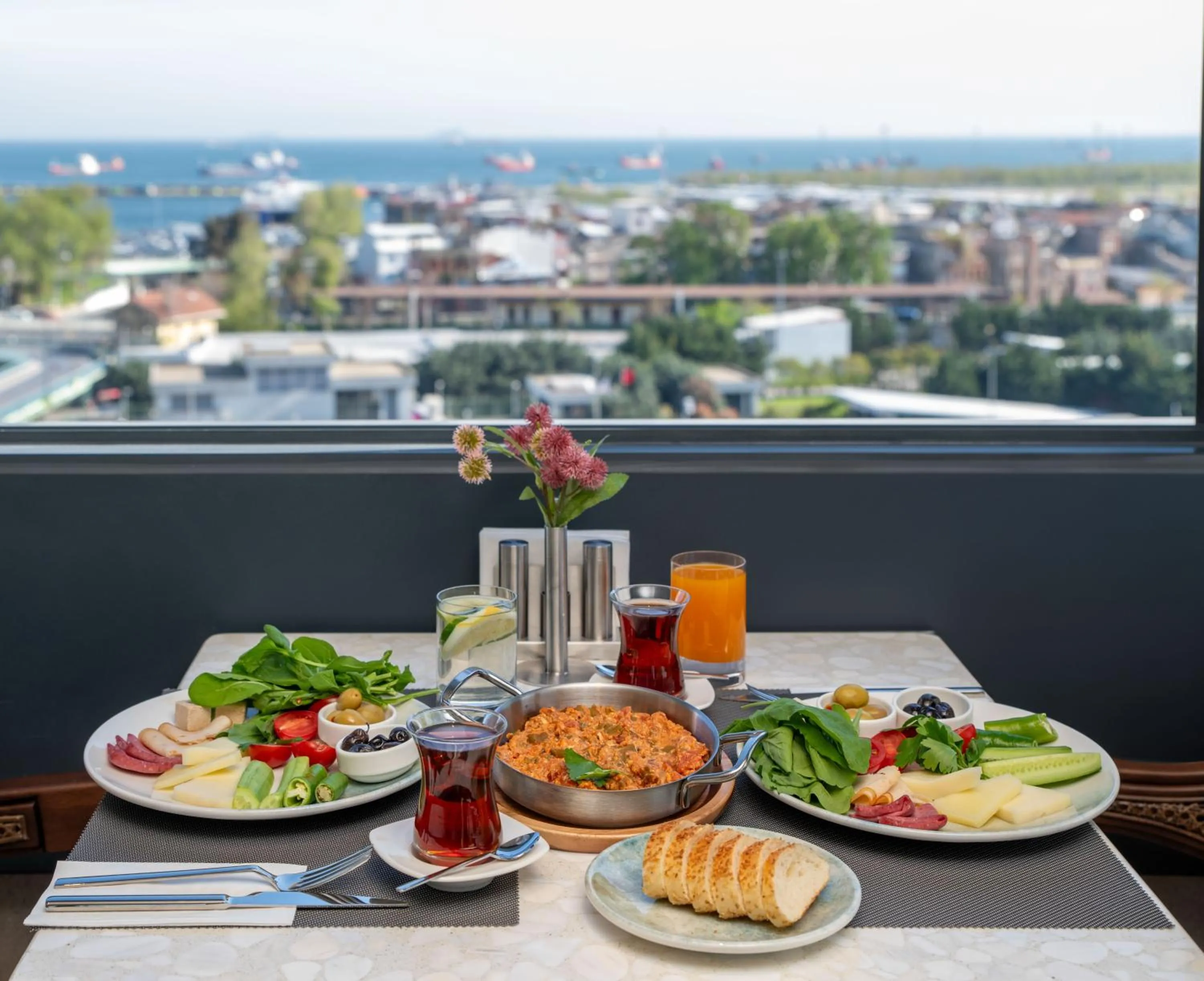 Restaurant/places to eat in Lunet Old City Hotel